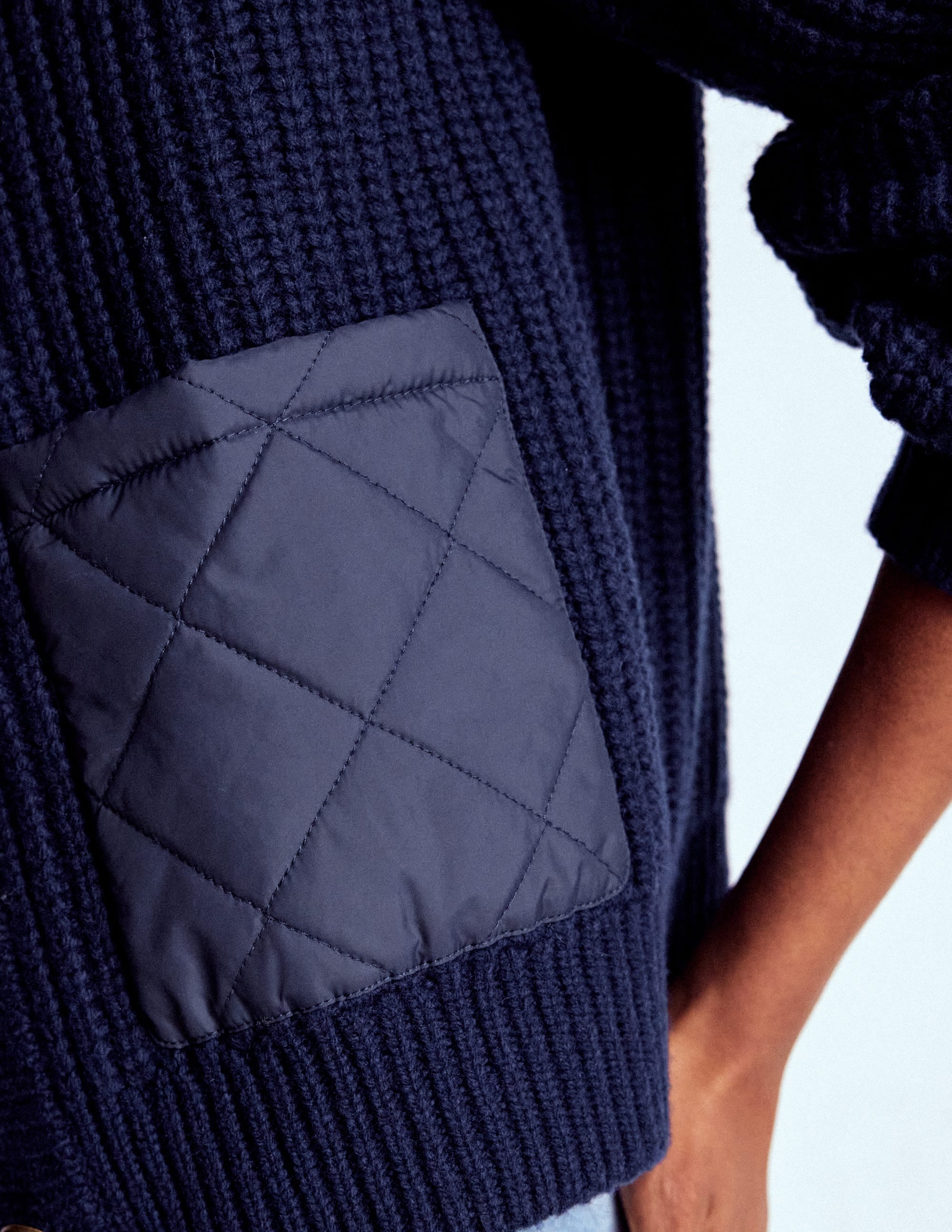 Kurze, gesteppte Strickjacke-Marineblau - Image 3