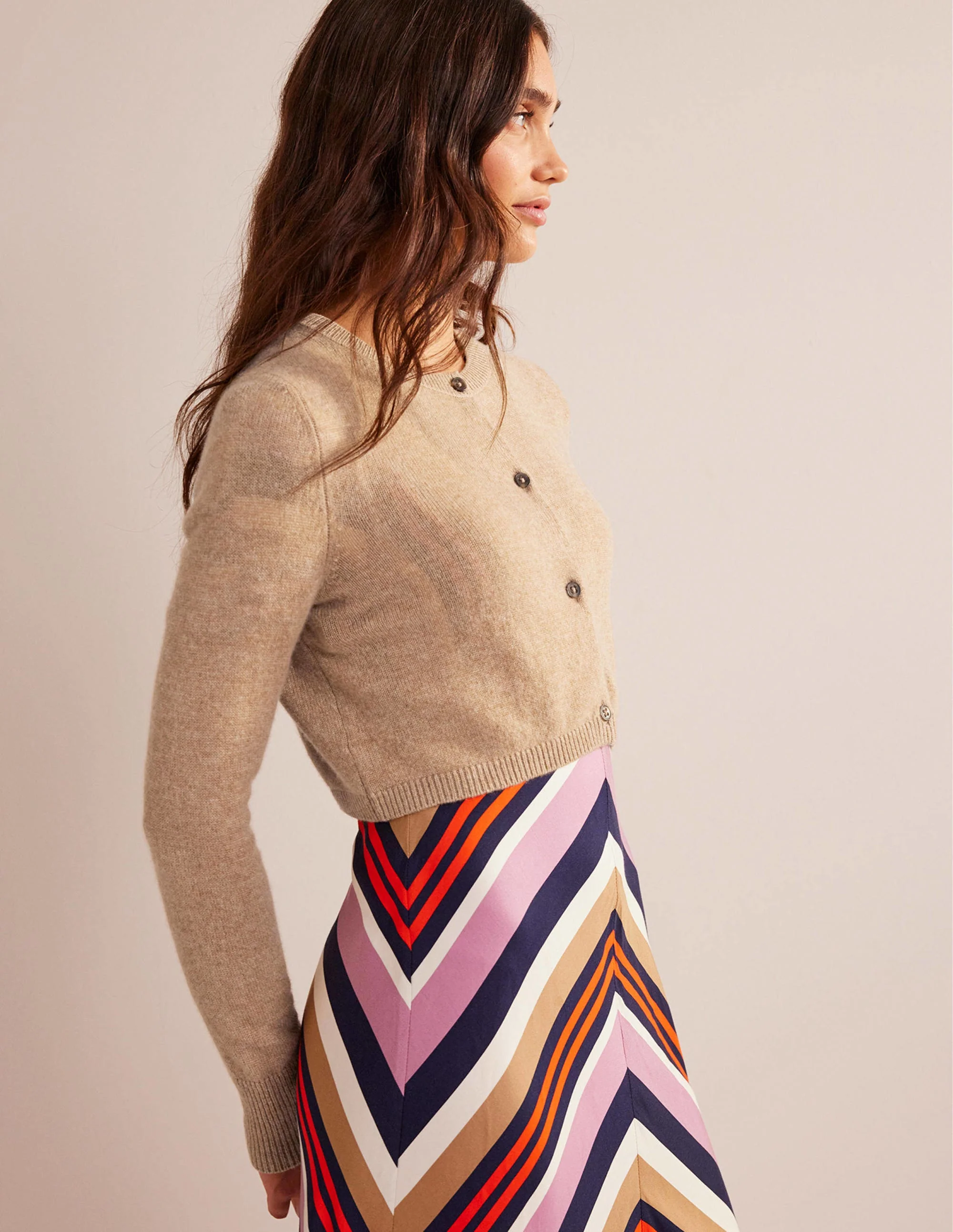 Kurze Strickjacke aus Kaschmir mit Rundhalsausschnitt-Kamelbraun Melange