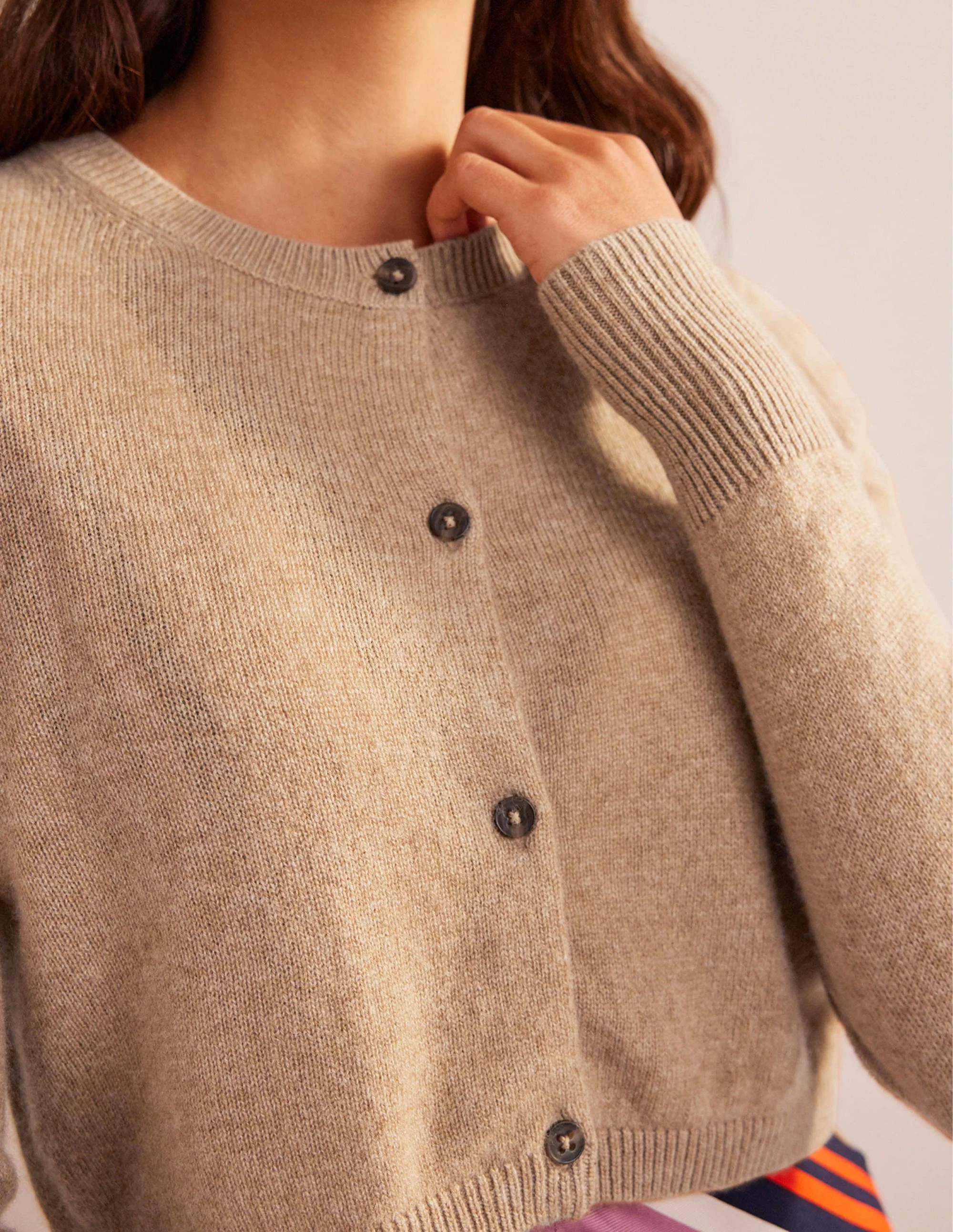 Kurze Strickjacke aus Kaschmir mit Rundhalsausschnitt-Kamelbraun Melange - Image 2