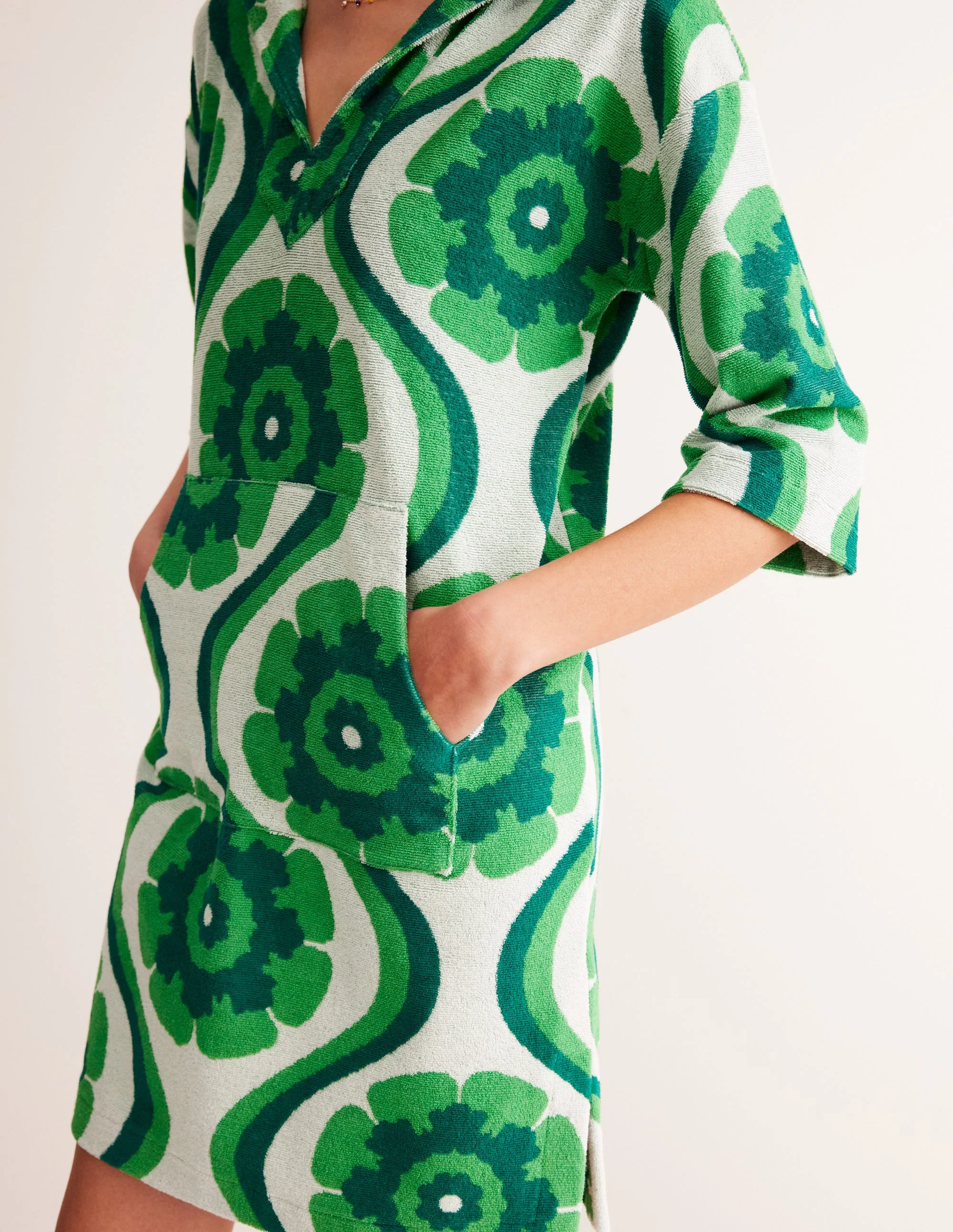 Kurzer Frottee-Kaftan mit Kapuze-Grün, Geo-Blumen - Image 2