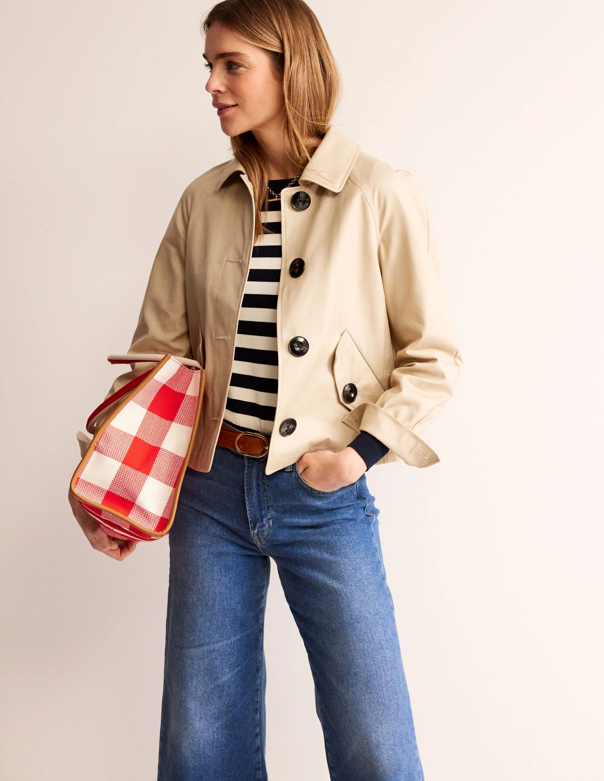 Kurzer Trenchcoat-Neutral mit knalligem Rot - Image 4