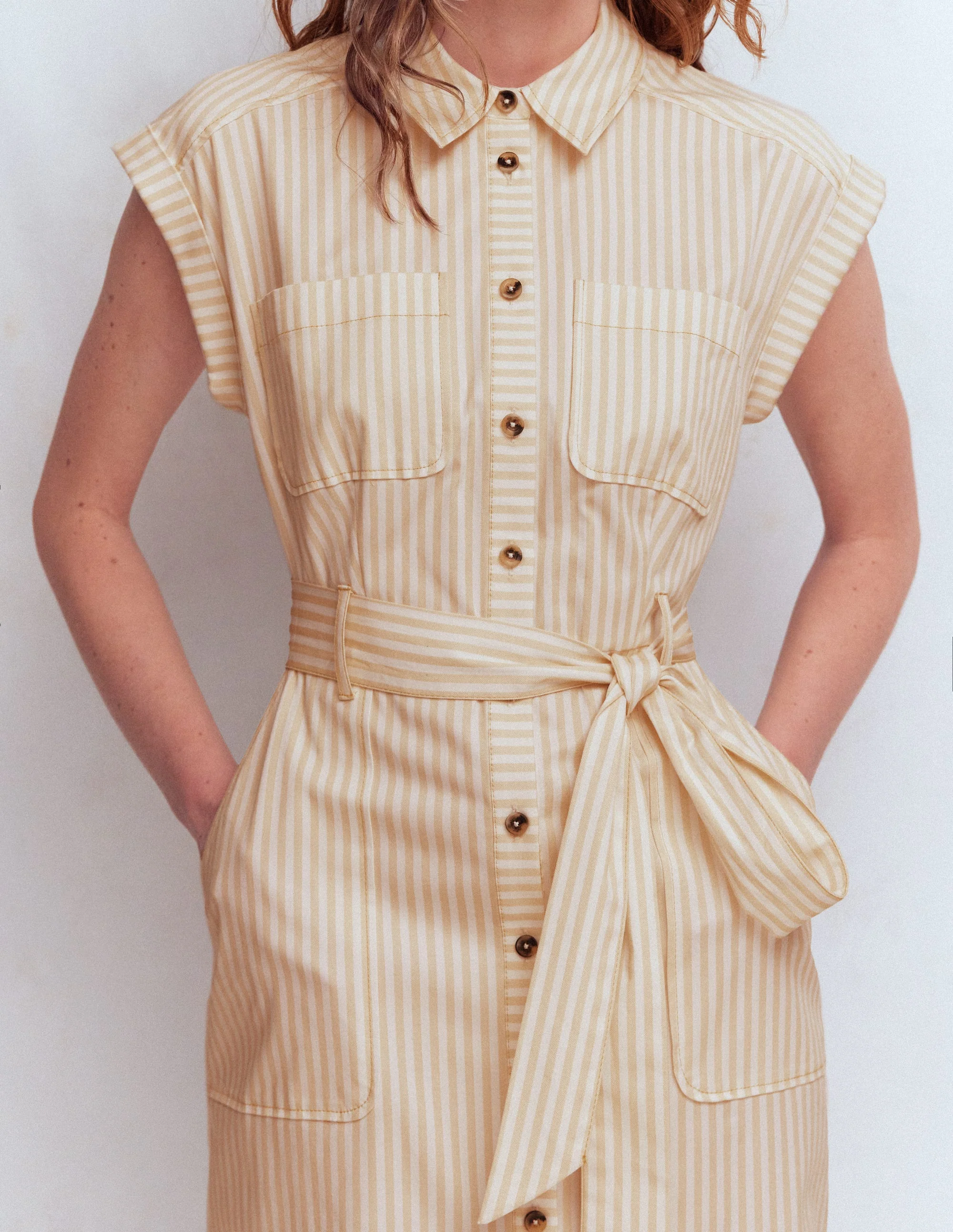 Kurzes Hemdblusenkleid mit Gürtel-Braun, Naturweiß Drillich Streifen - Image 2