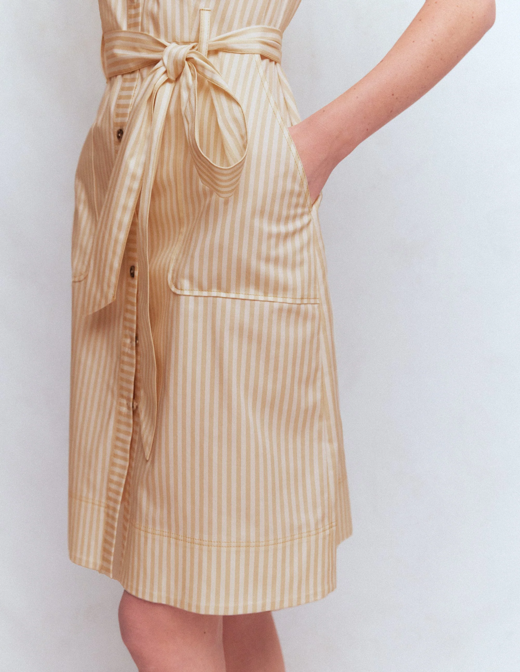 Kurzes Hemdblusenkleid mit Gürtel-Braun, Naturweiß Drillich Streifen - Image 3