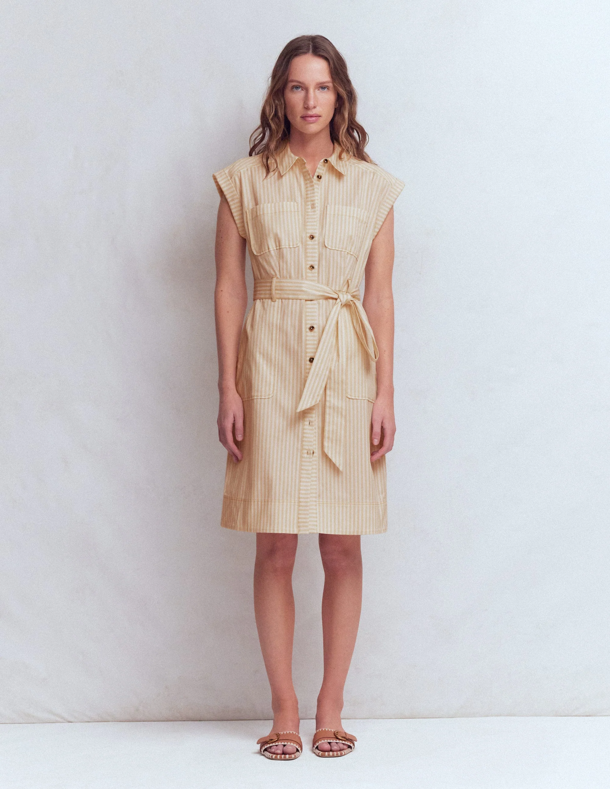 Kurzes Hemdblusenkleid mit Gürtel-Braun, Naturweiß Drillich Streifen - Image 5