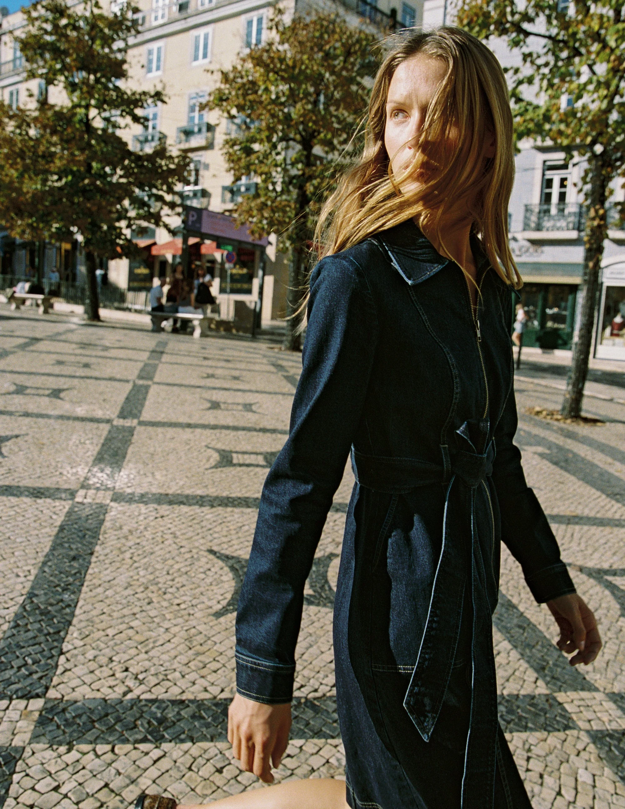 Kurzes Jeanskleid mit Reißverschluss-Indigo - Image 5