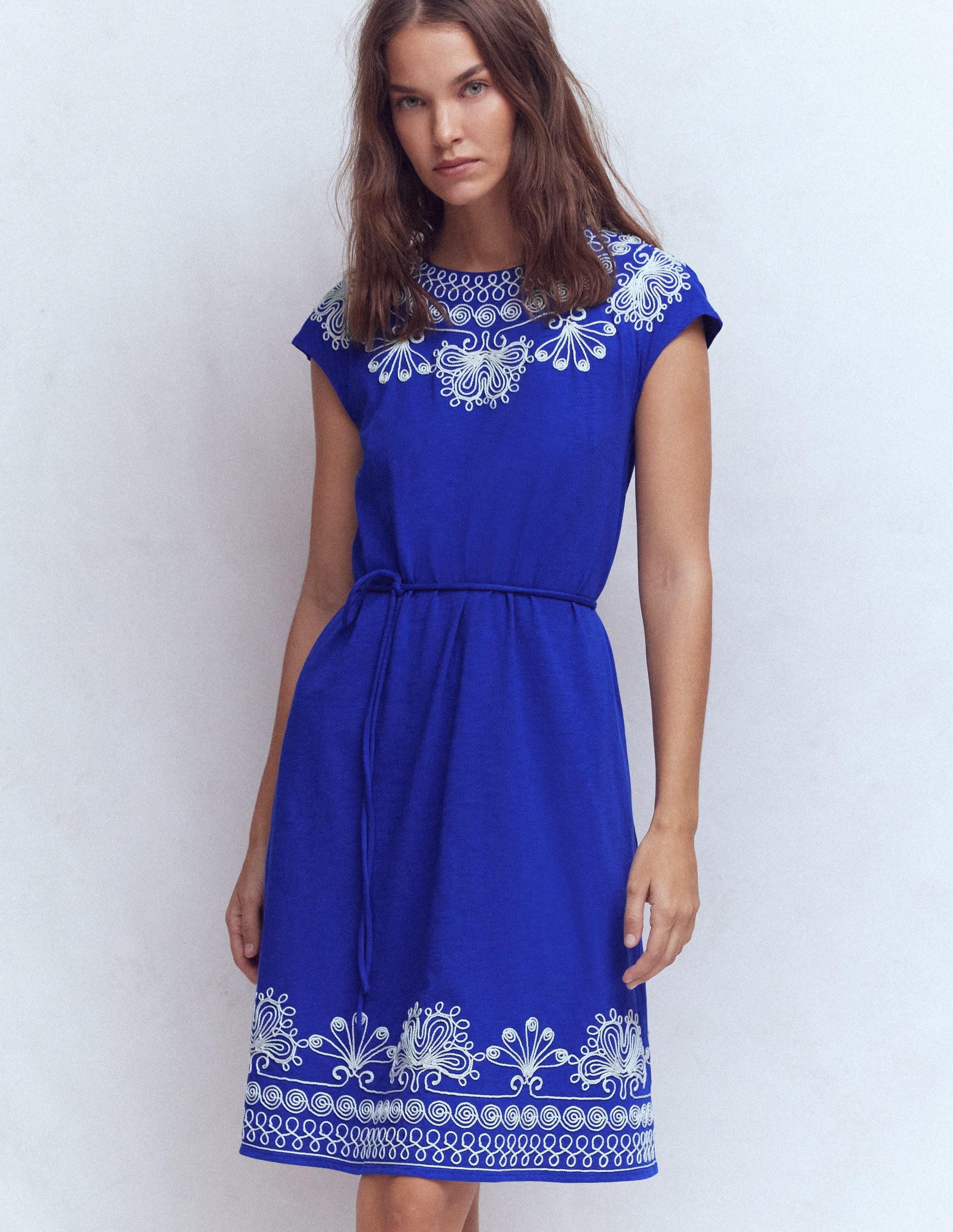 Kurzes Jerseykleid mit Stickerei-Leuchtendes Blau