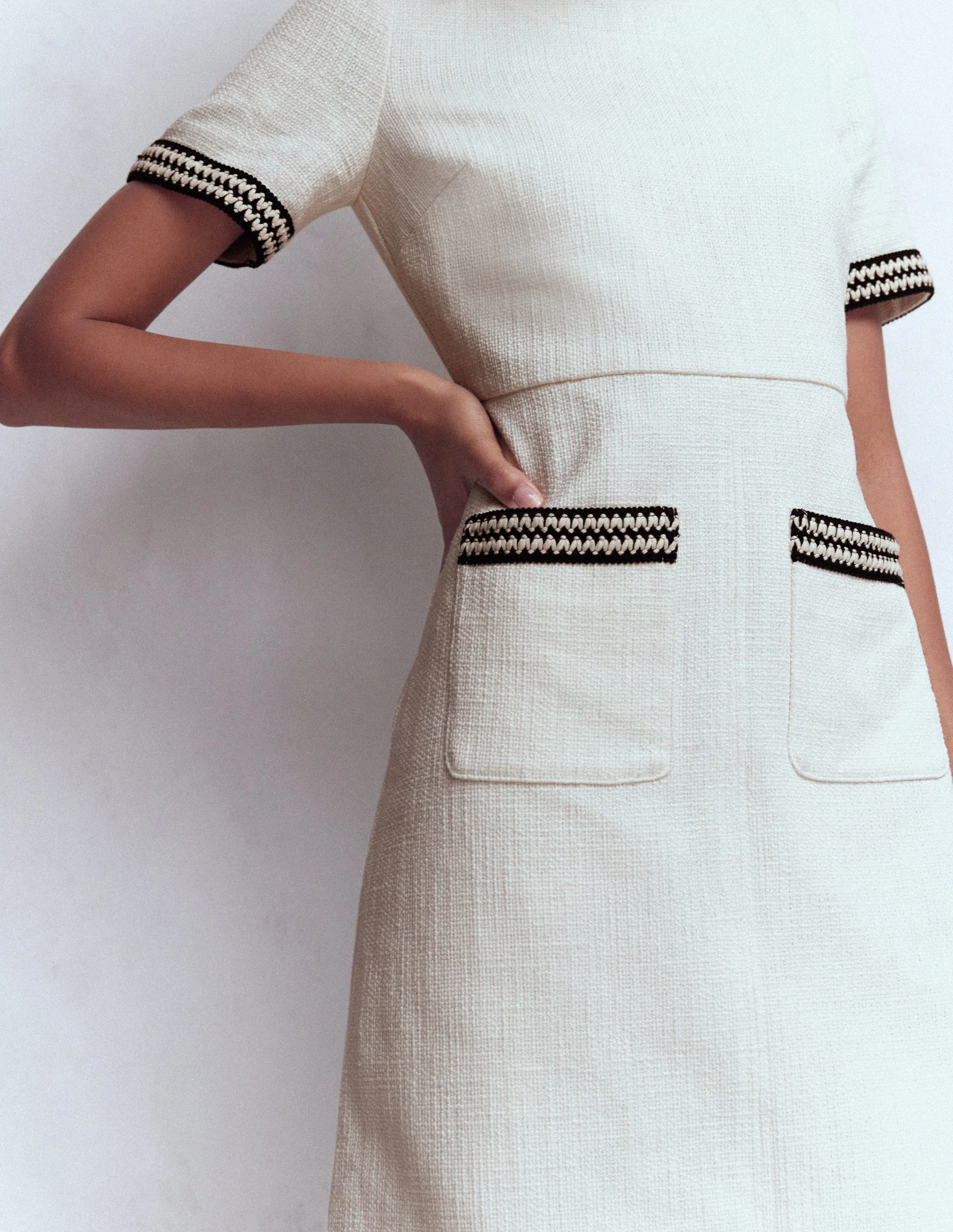 Kurzes Kleid in A-Linie mit Besätzen-Naturweiß - Image 2
