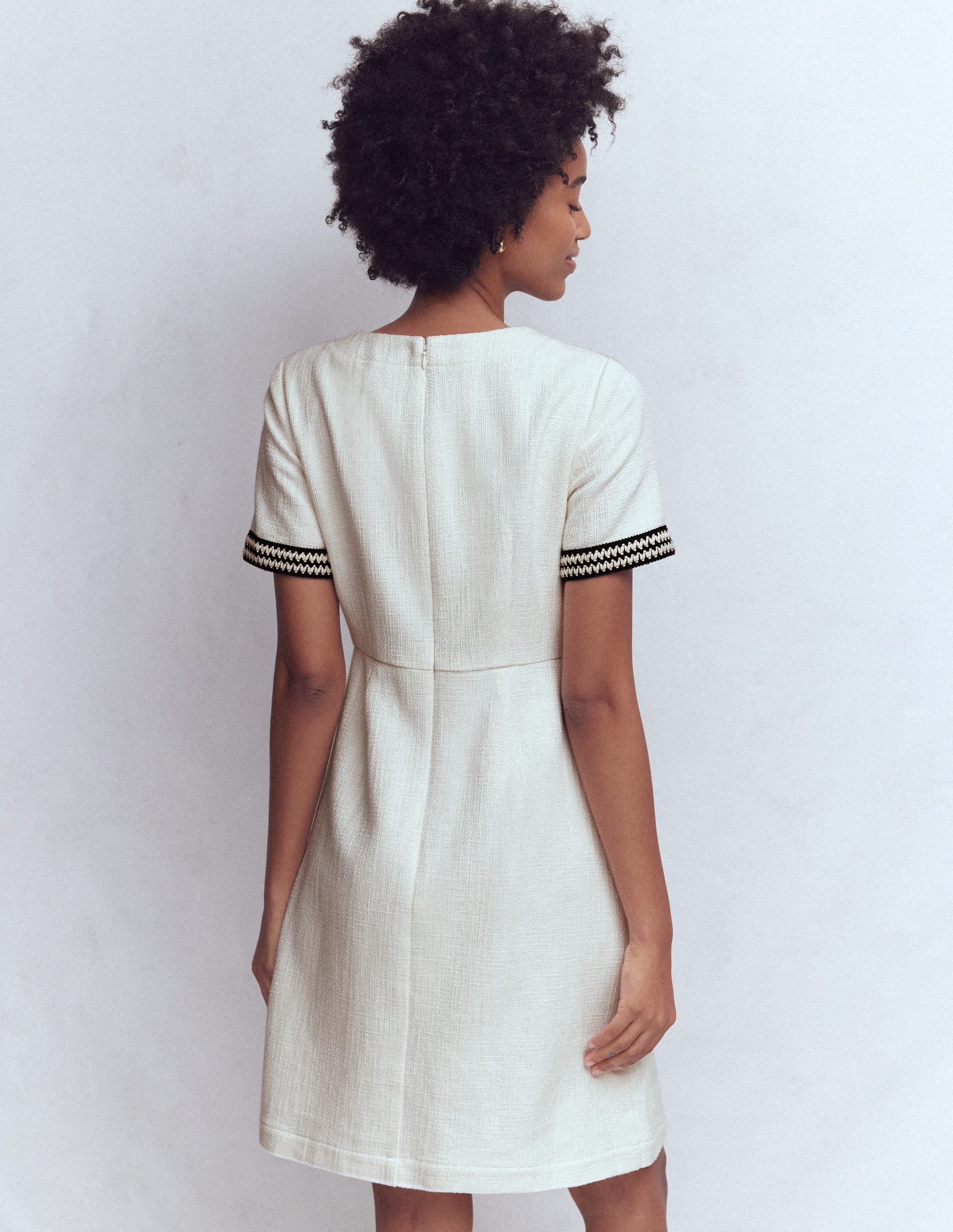 Kurzes Kleid in A-Linie mit Besätzen-Naturweiß - Image 3