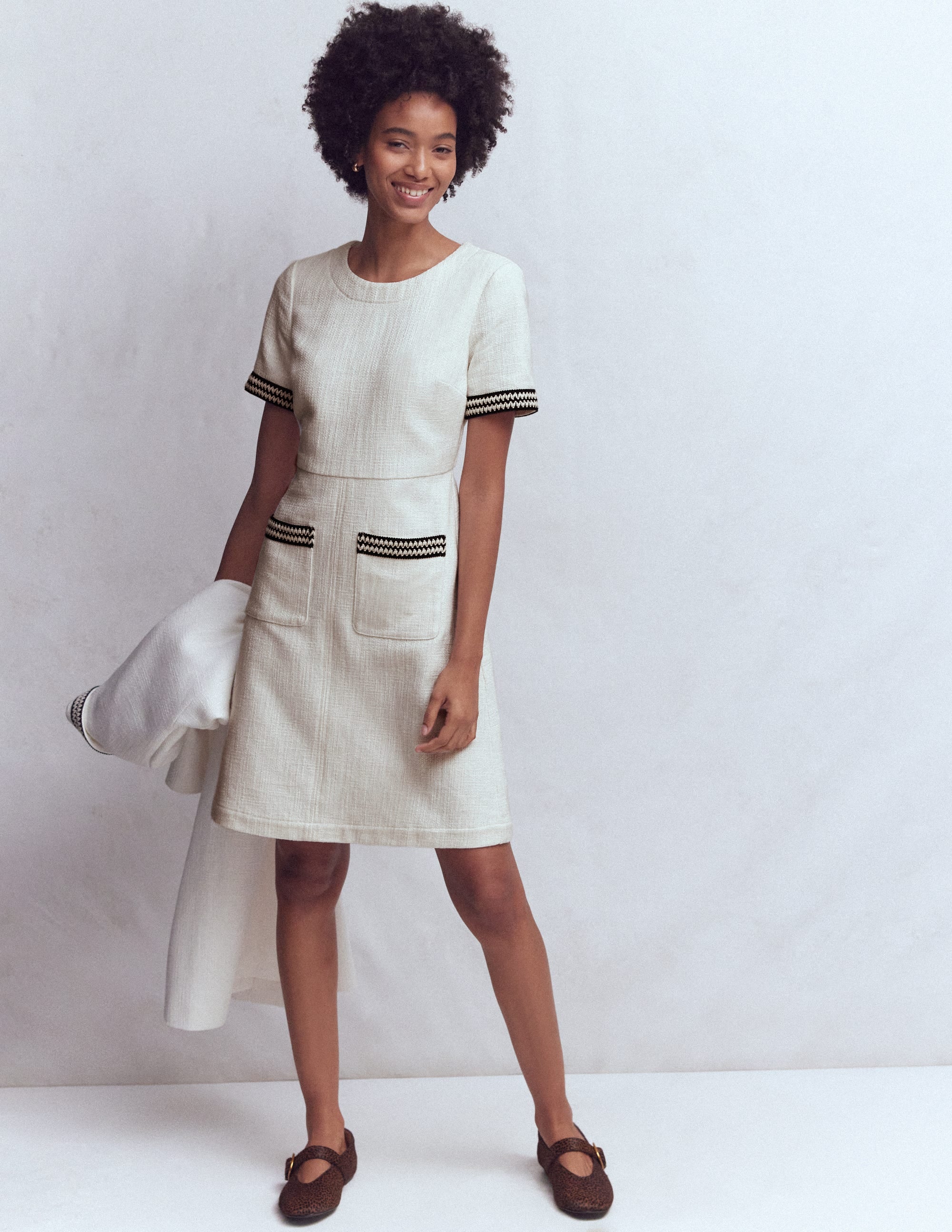 Kurzes Kleid in A-Linie mit Besätzen-Naturweiß - Image 4
