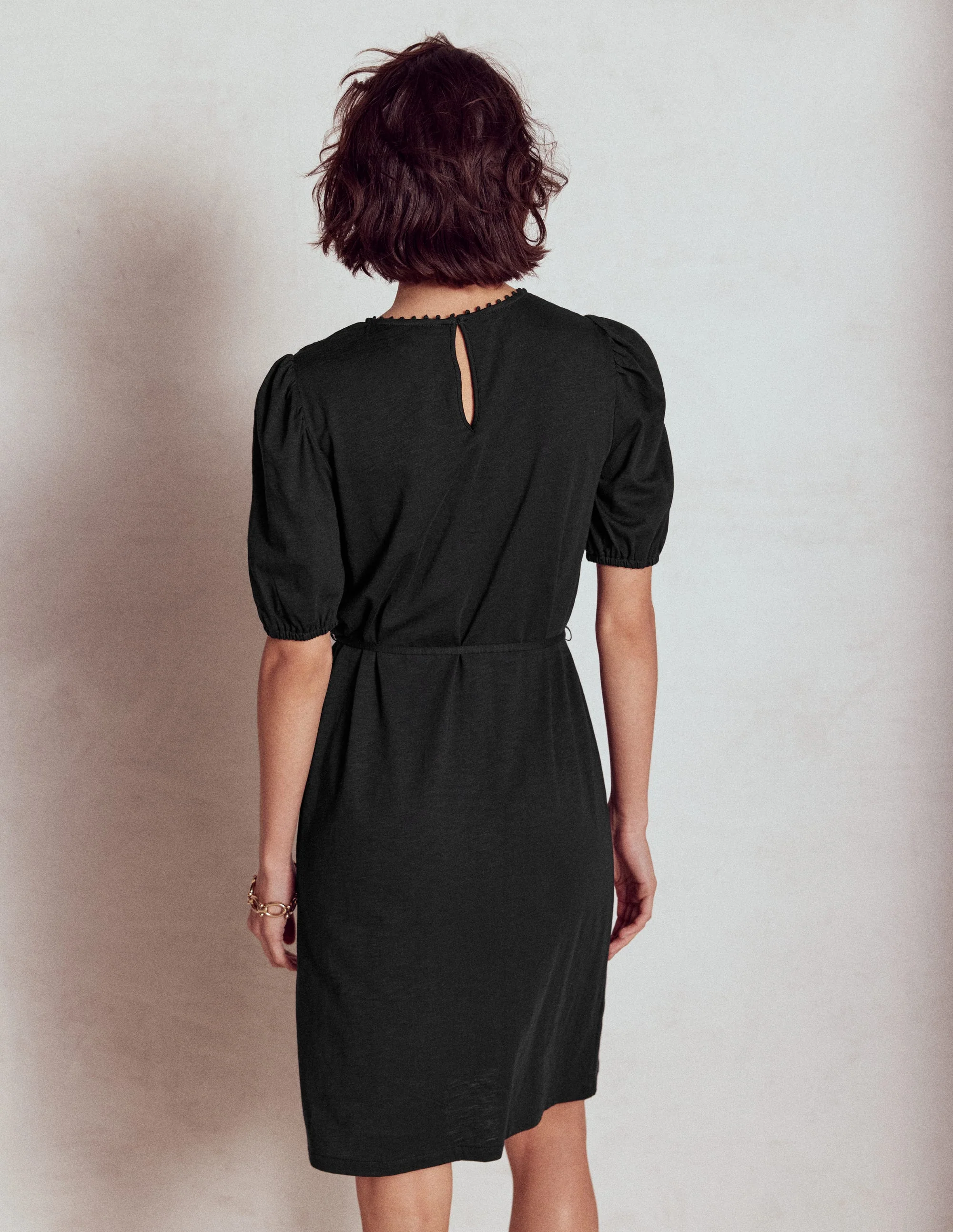 Kurzes Kleid mit Cutwork-Detail-Schwarz - Image 3