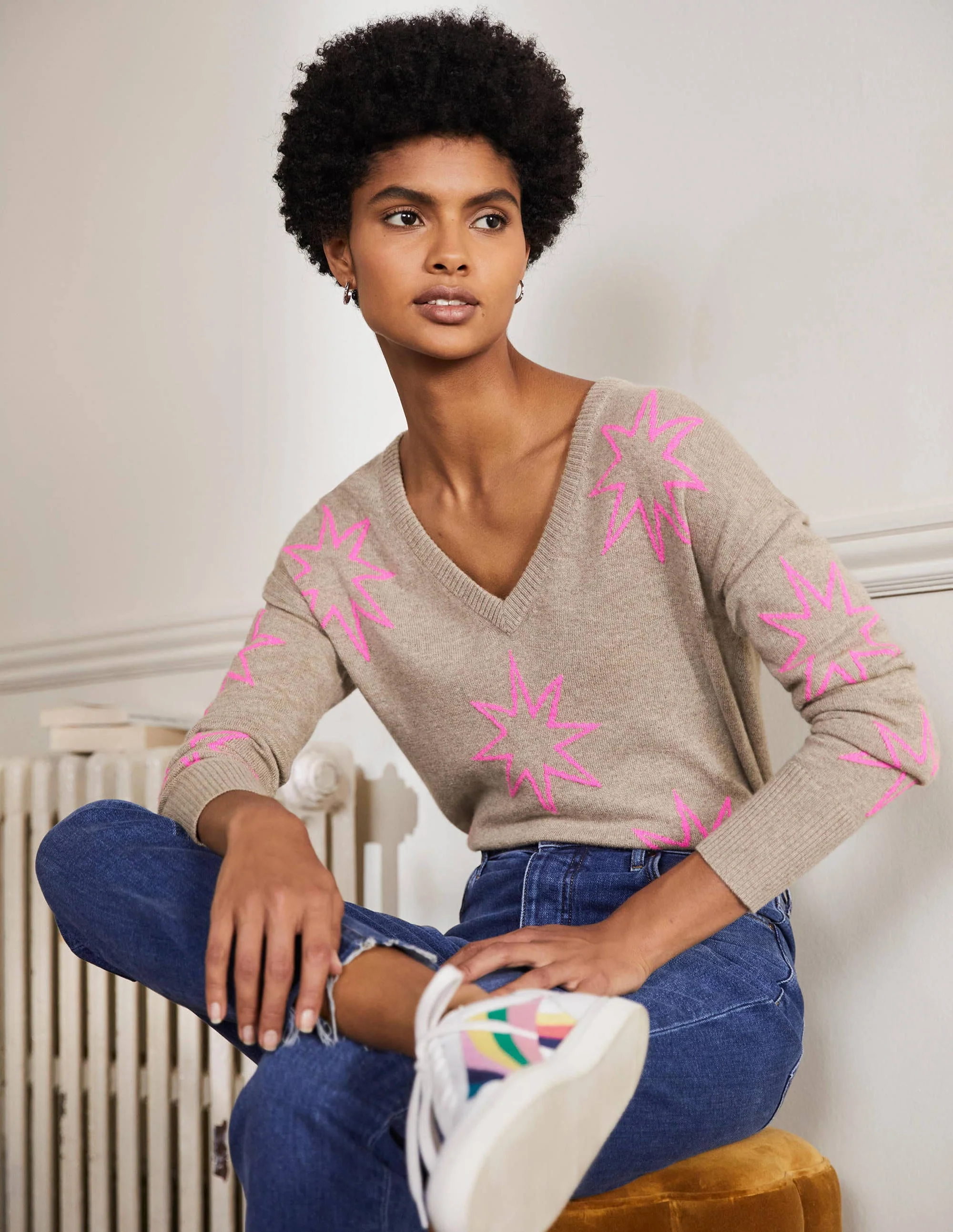 Lässiger Kaschmirpullover mit V-Ausschnitt-Grauer Achat, Neonrosa Sterne