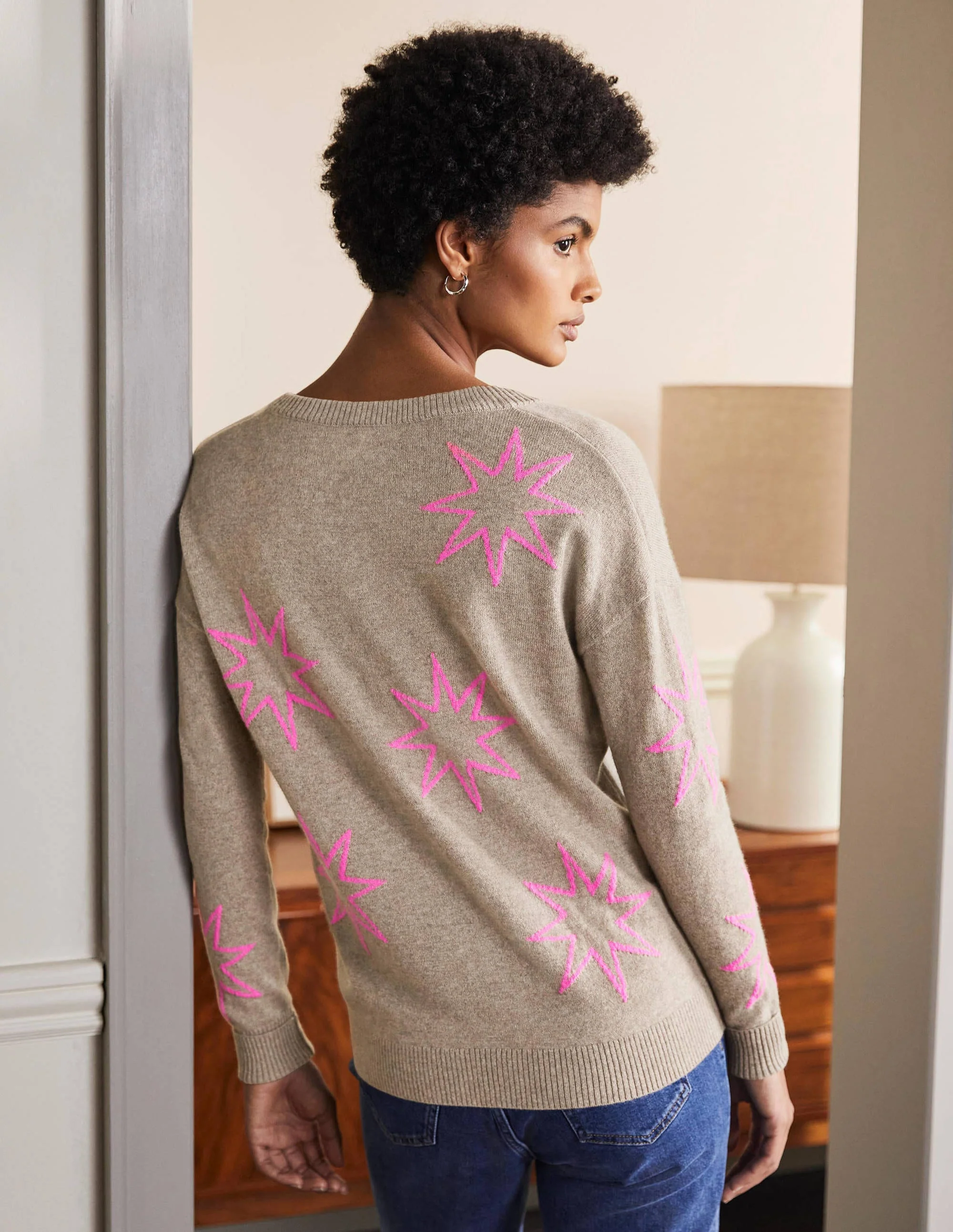 Lässiger Kaschmirpullover mit V-Ausschnitt-Grauer Achat, Neonrosa Sterne - Image 3