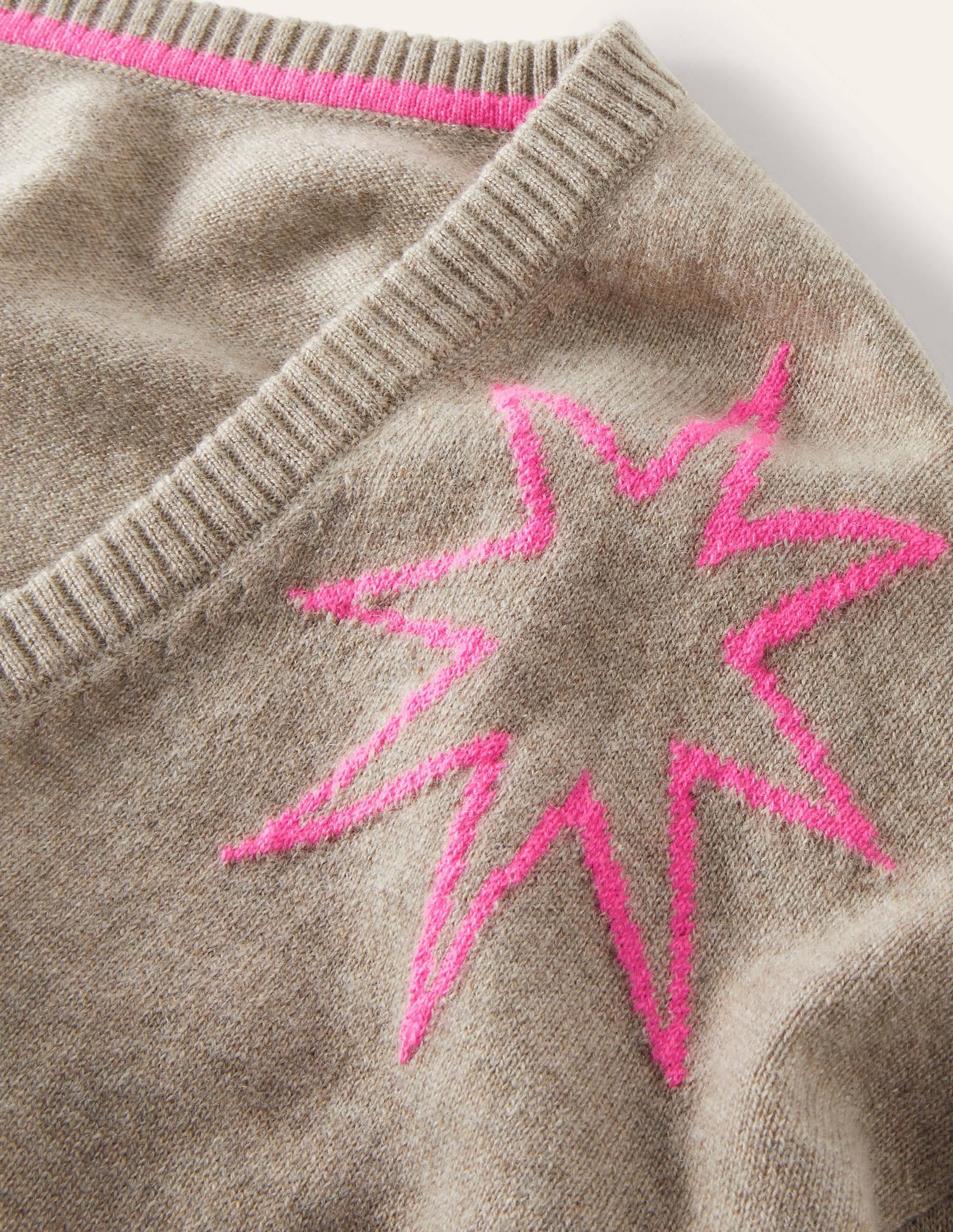 Lässiger Kaschmirpullover mit V-Ausschnitt-Grauer Achat, Neonrosa Sterne - Image 6