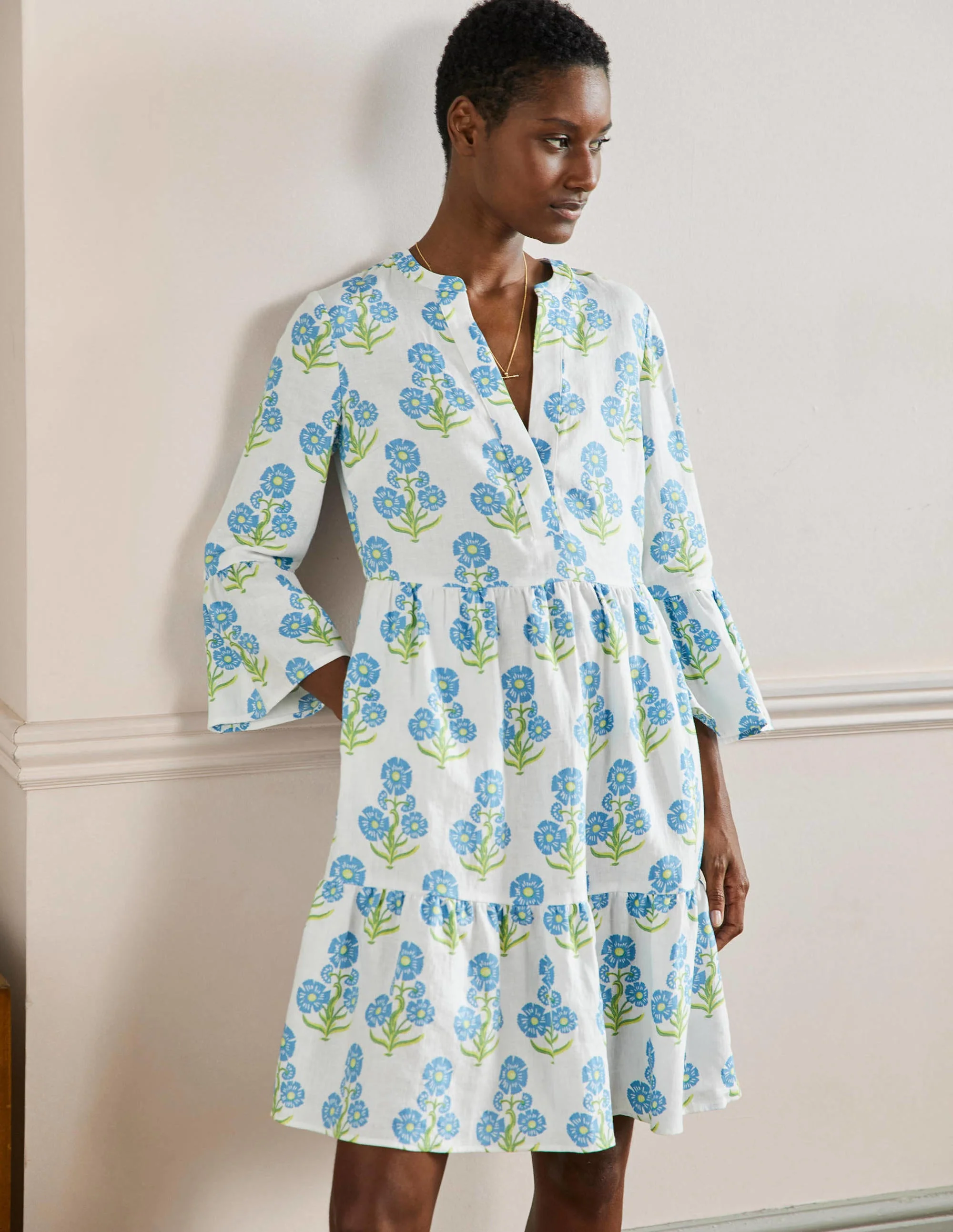 Lässiges Stufenkleid aus Leinen-Bahamasblau, Blumen/Holzschnittmuster