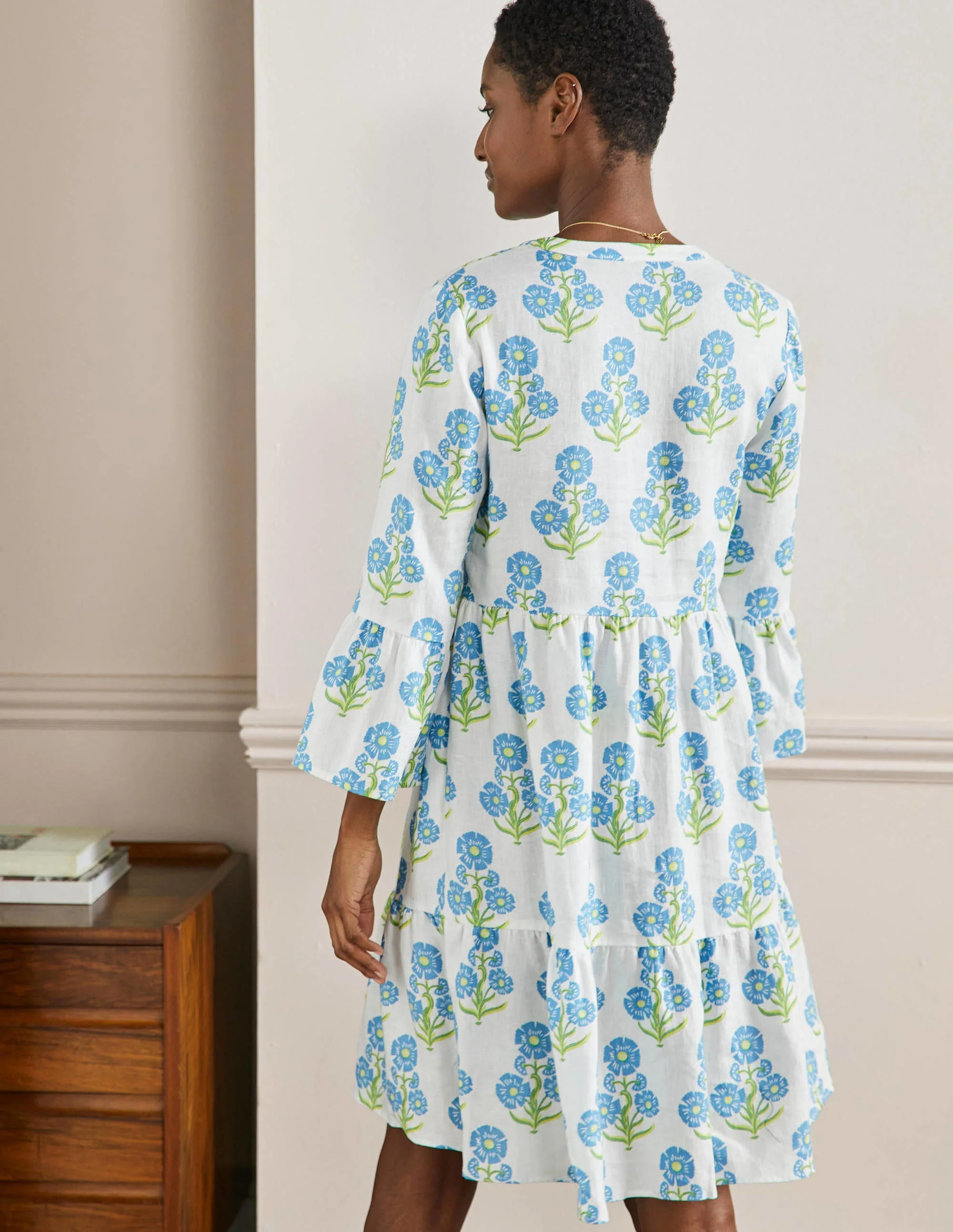 Lässiges Stufenkleid aus Leinen-Bahamasblau, Blumen/Holzschnittmuster - Image 3