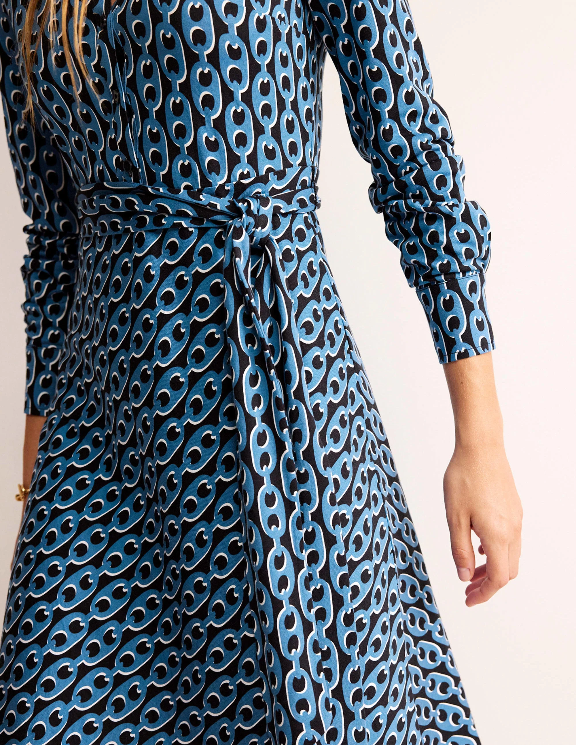 Laura Midi-Hemdblusenkleid aus Jersey-Azurblau, Geo-Kette - Image 2