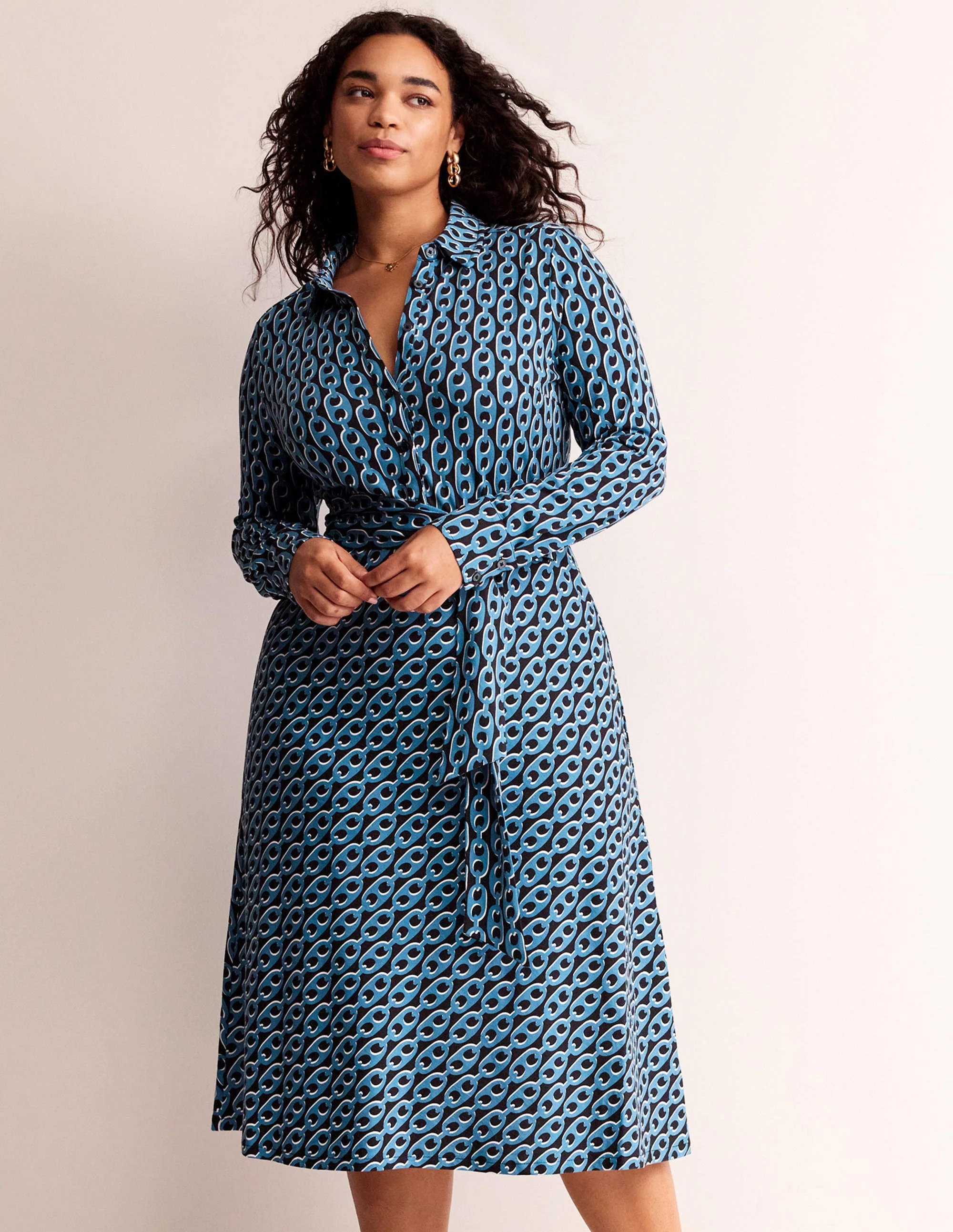 Laura Midi-Hemdblusenkleid aus Jersey-Azurblau, Geo-Kette - Image 5