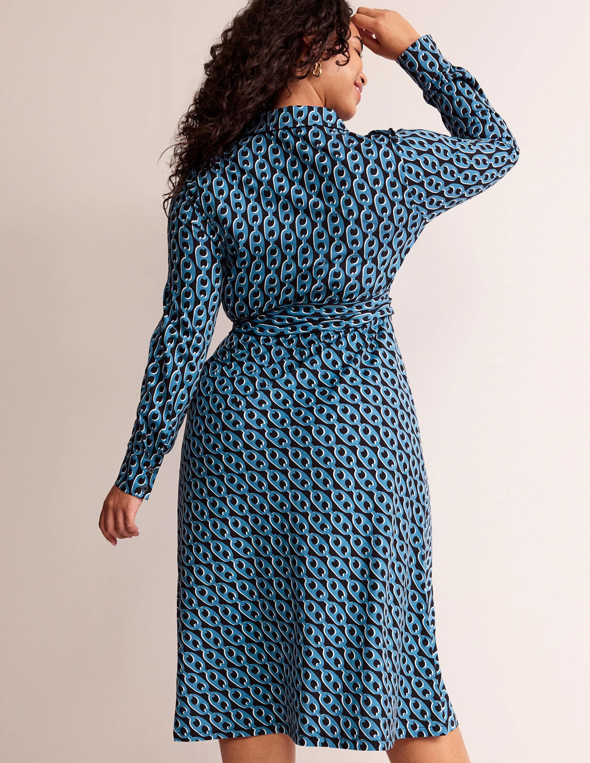 Laura Midi-Hemdblusenkleid aus Jersey-Azurblau, Geo-Kette - Image 6