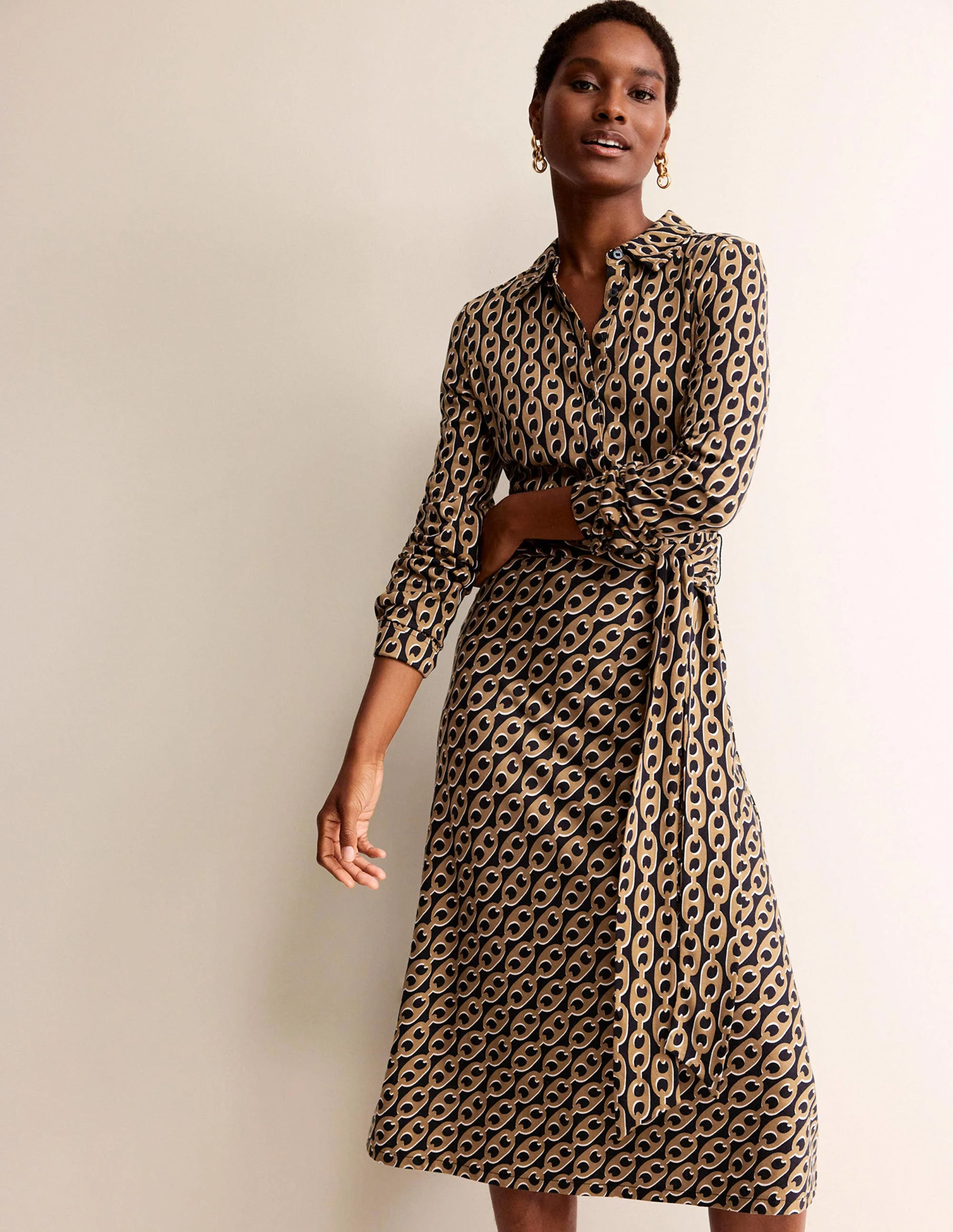 Laura Midi-Hemdblusenkleid aus Jersey-Kamelbraun, Geo-Kette