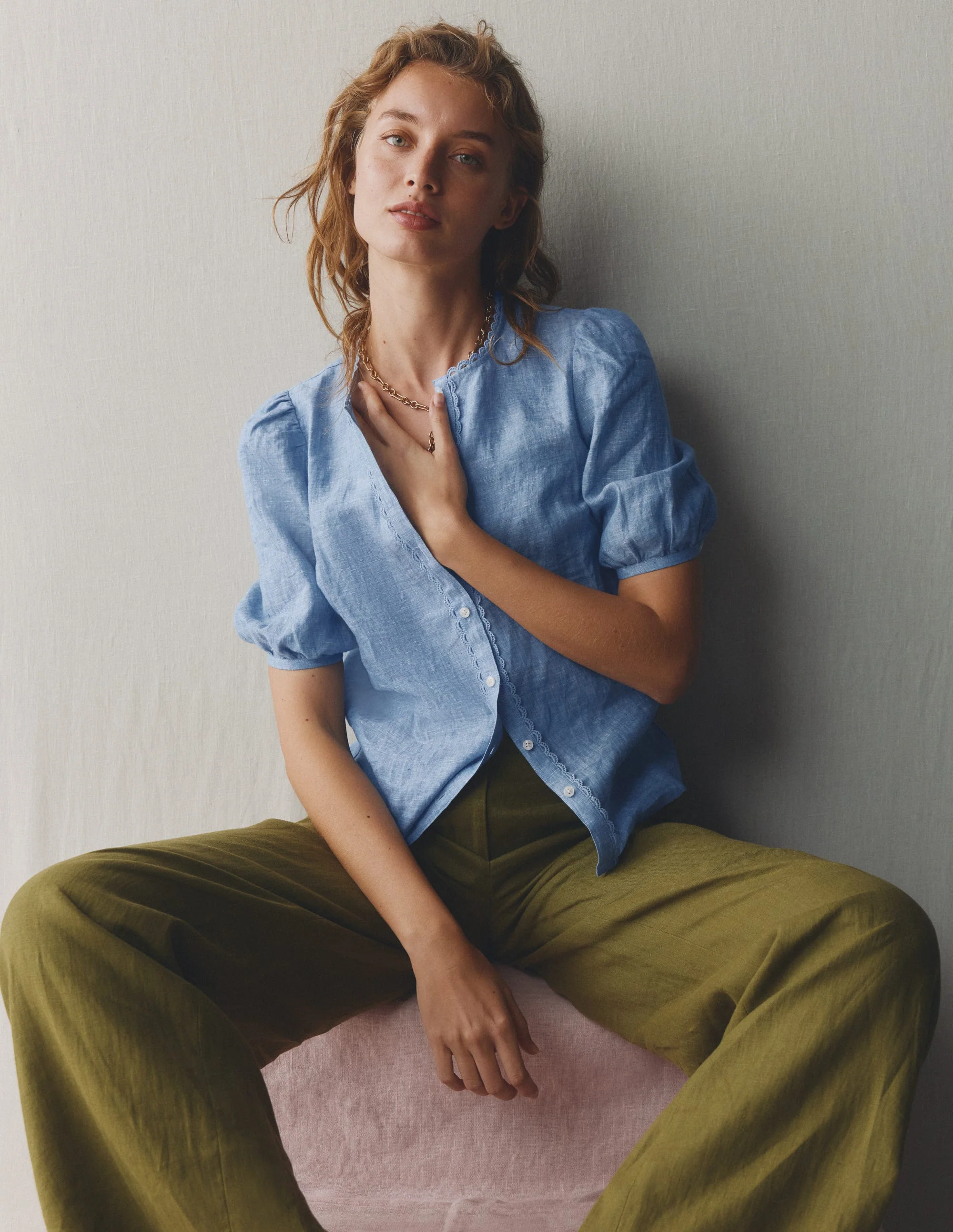 Leah Kurzärmeliges Leinenoberteil-Blauer Faux-Uni - Image 5