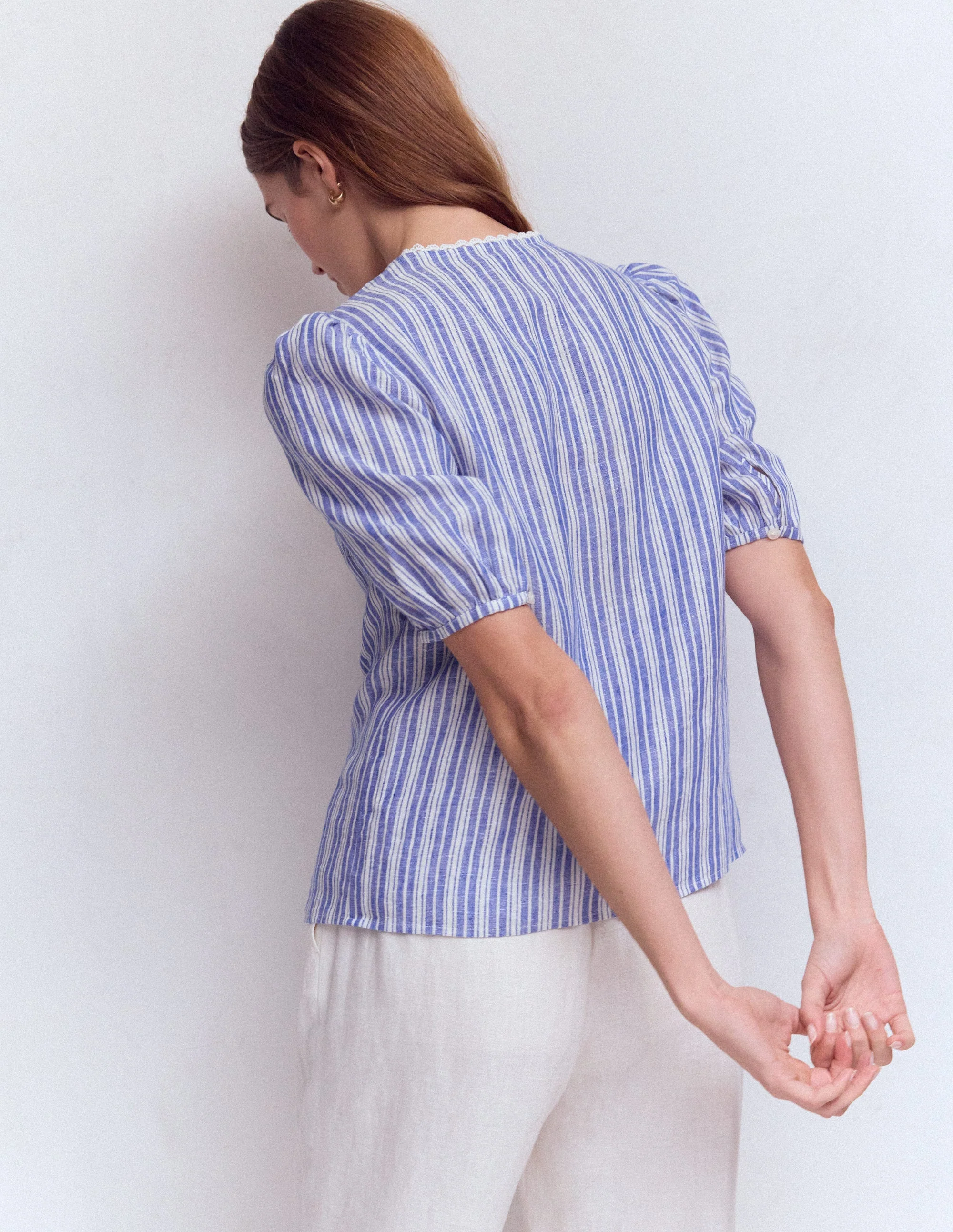 Leah Kurzärmeliges Leinenoberteil-Leuchtendes Blau Bunte Streifen - Image 3