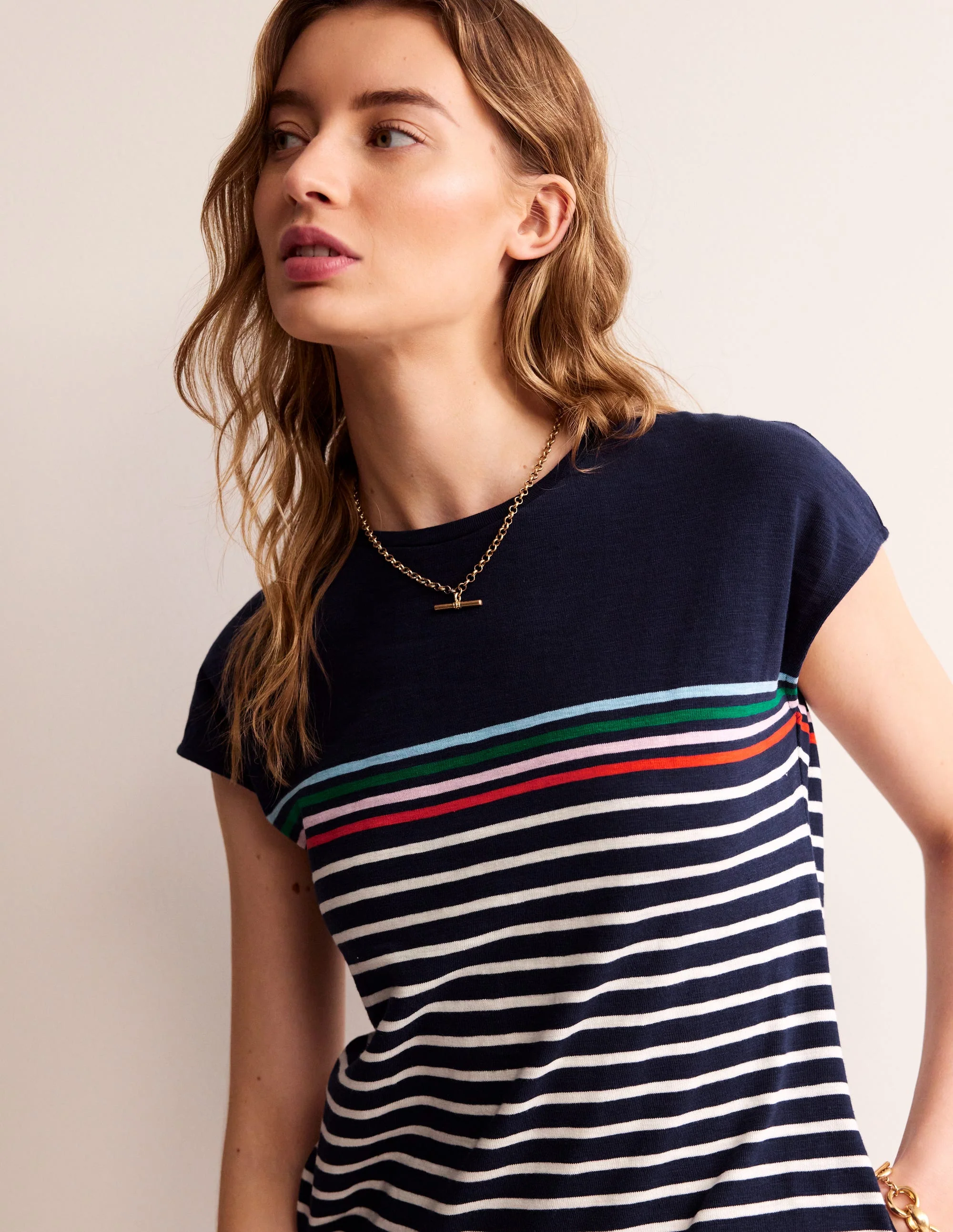 Leah T-Shirt-Kleid aus Jersey-Marineblau, Naturweiß Bunt Streifen - Image 2