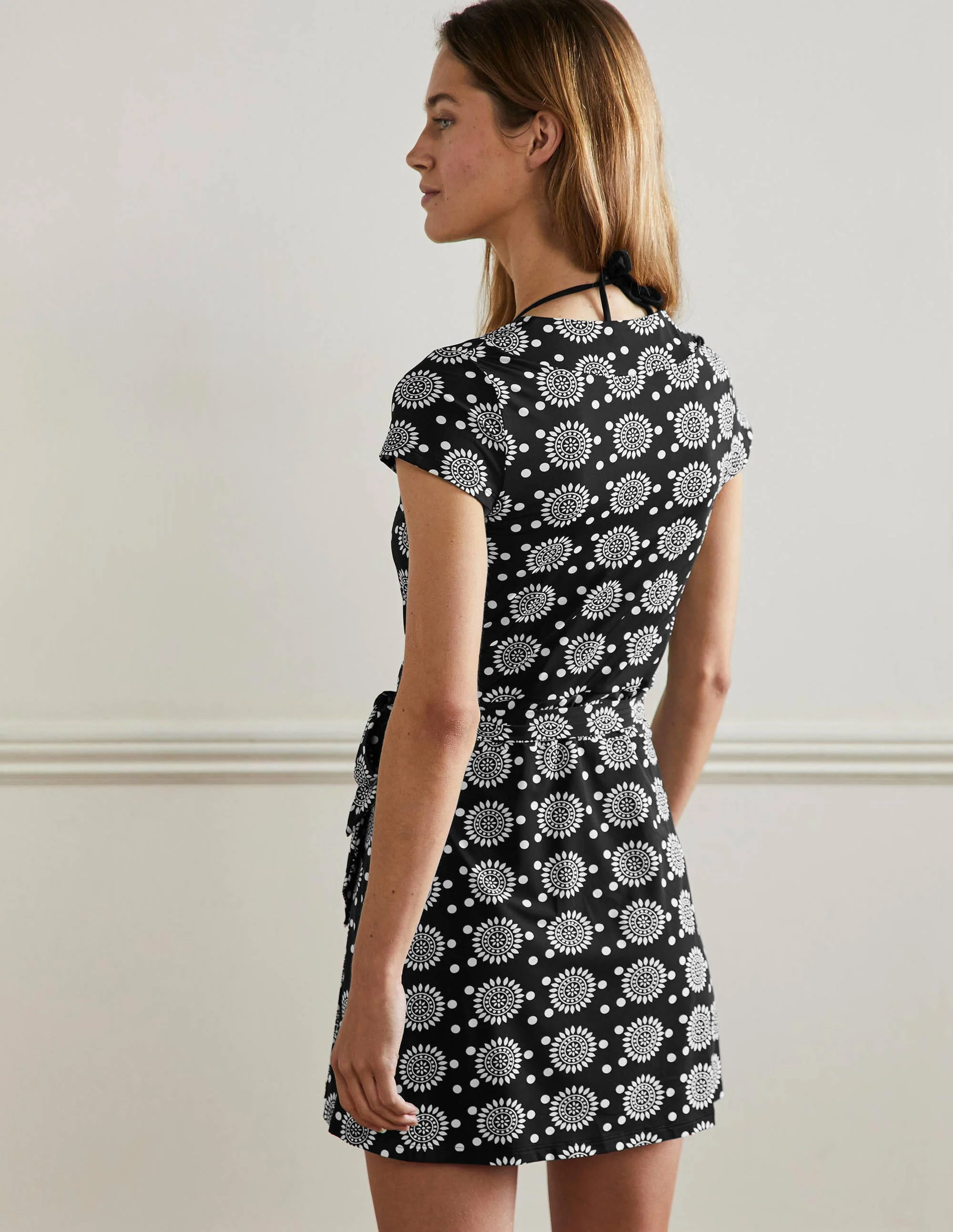 Lefkada Gewickeltes Strandkleid-Schwarz, Geometrisches Sonnenmuster - Image 3