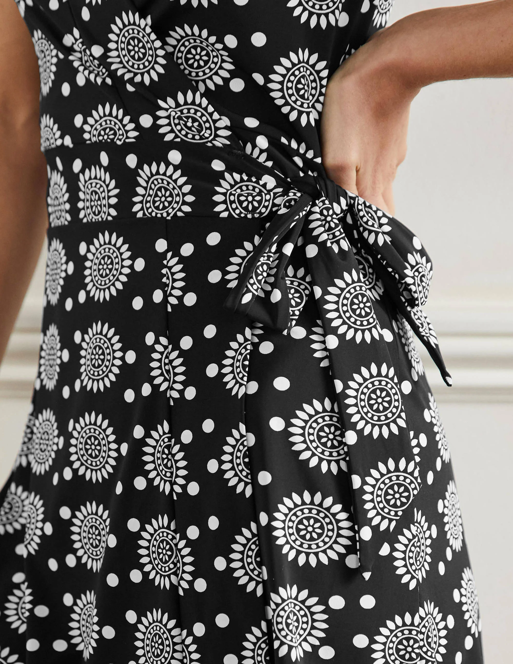 Lefkada Gewickeltes Strandkleid-Schwarz, Geometrisches Sonnenmuster - Image 5