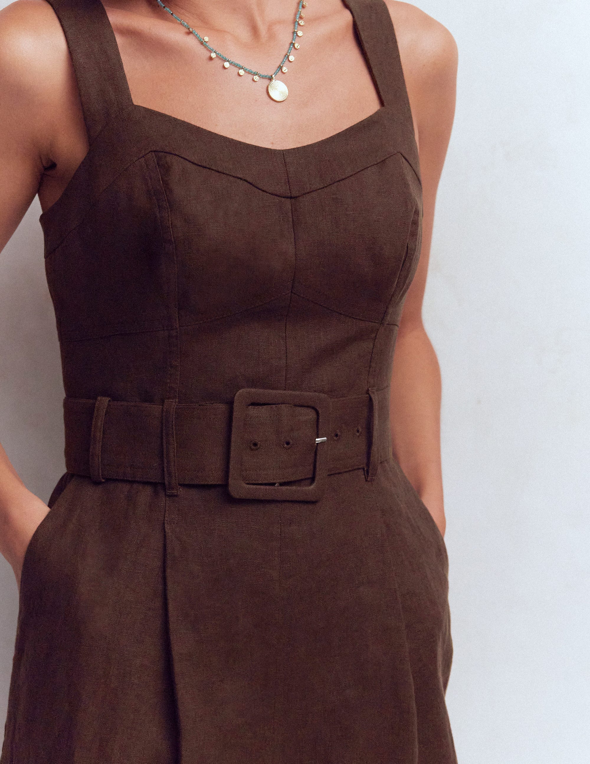 Leinen-Jumpsuit mit  Einsätzen am Oberteil-Bitterschokolade - Image 3