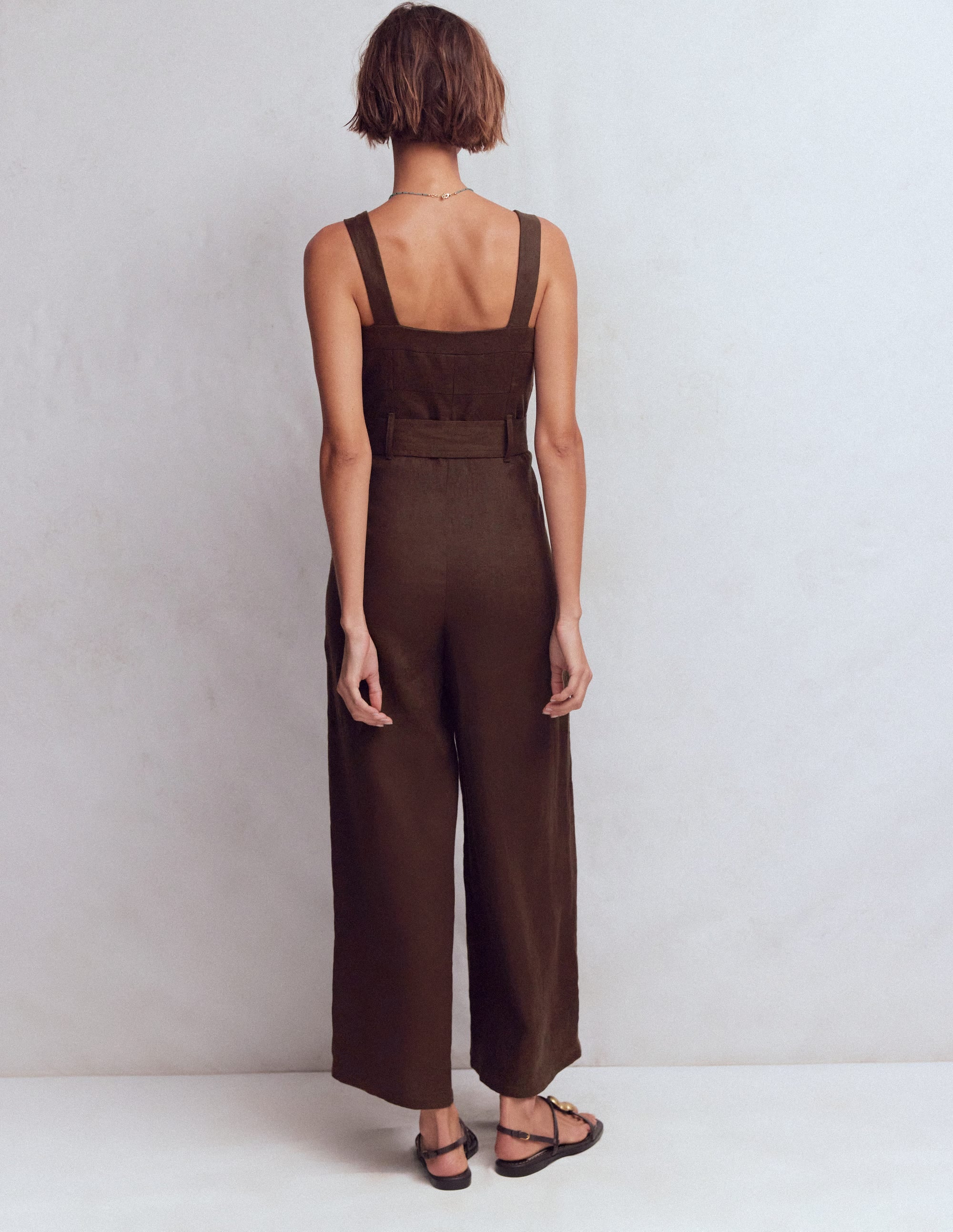 Leinen-Jumpsuit mit  Einsätzen am Oberteil-Bitterschokolade - Image 4