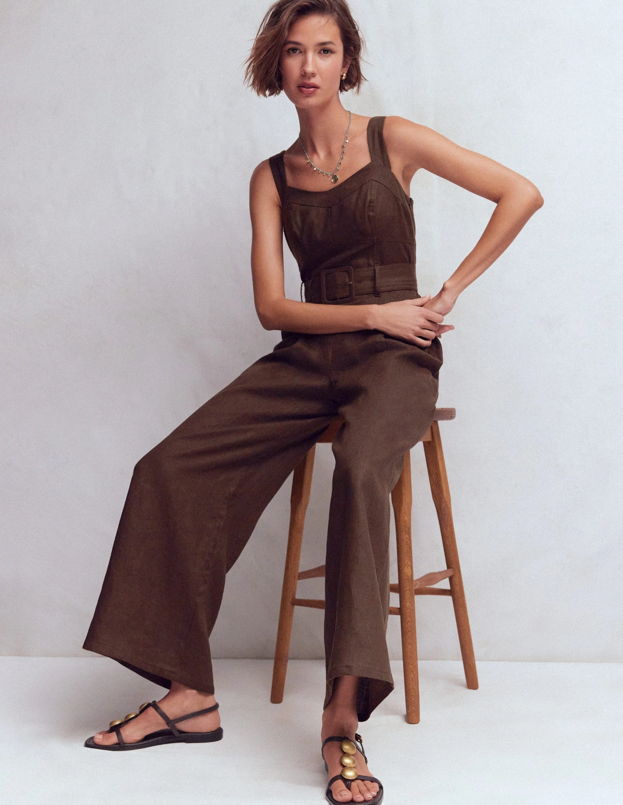 Leinen-Jumpsuit mit  Einsätzen am Oberteil-Bitterschokolade - Image 5
