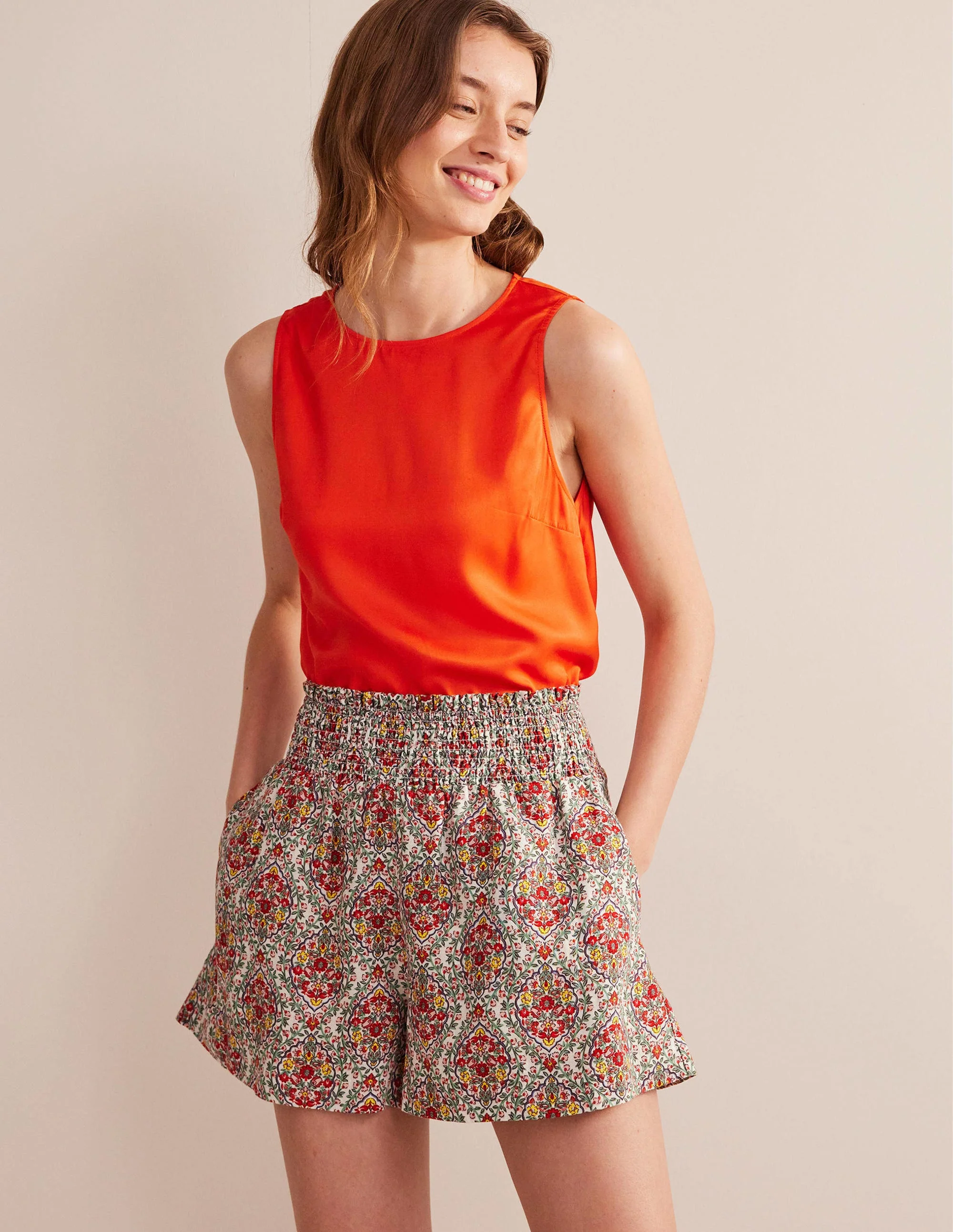 Leinenshorts mit geraffter Taille-Bunt, Weinranken