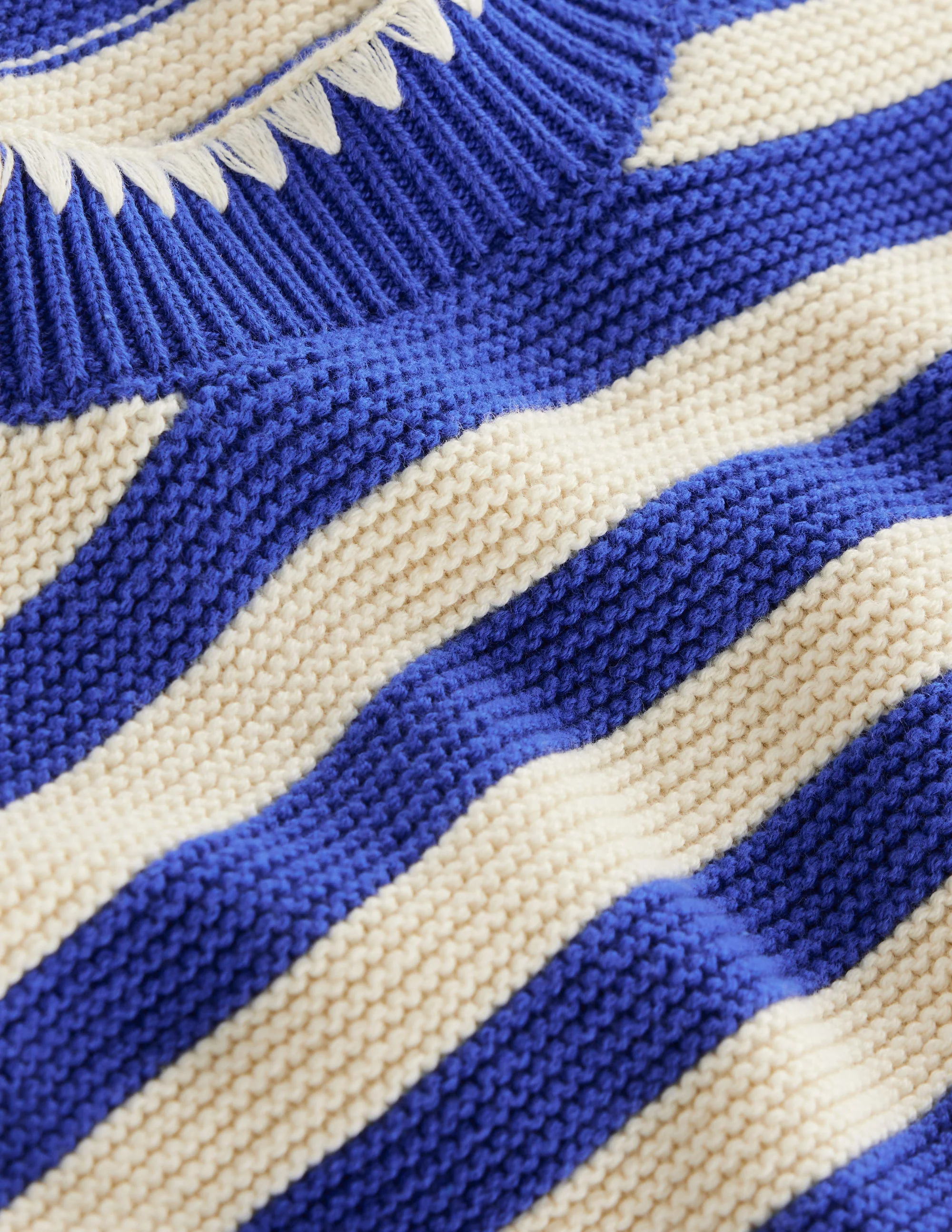 Lena Pullover mit Ziernaht-Leuchtendes Blau und Naturweiß Streifen - Image 5