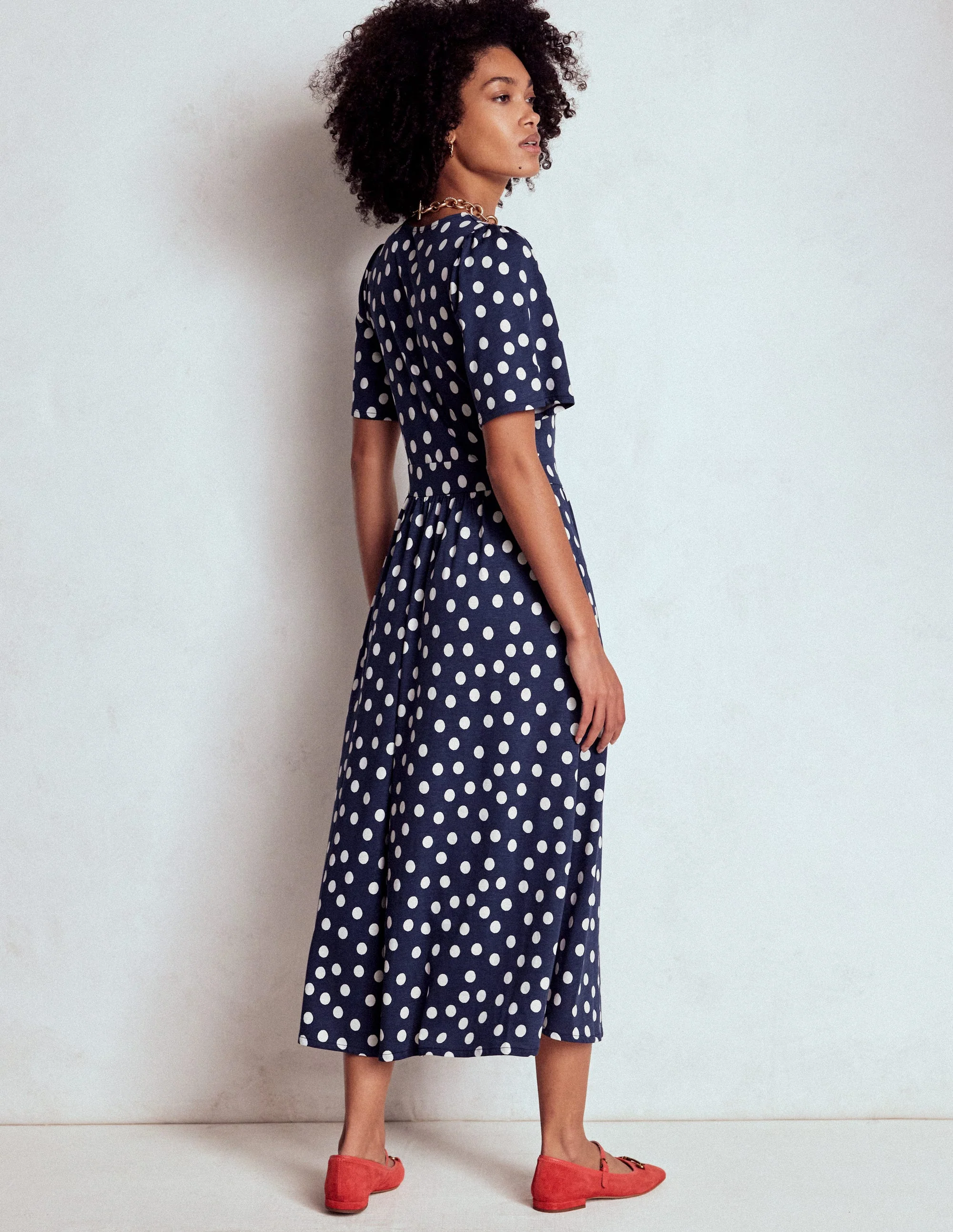 Louisa Jersey-Midikleid-Französisches Marineblau, Gemalte Tupfen - Image 3