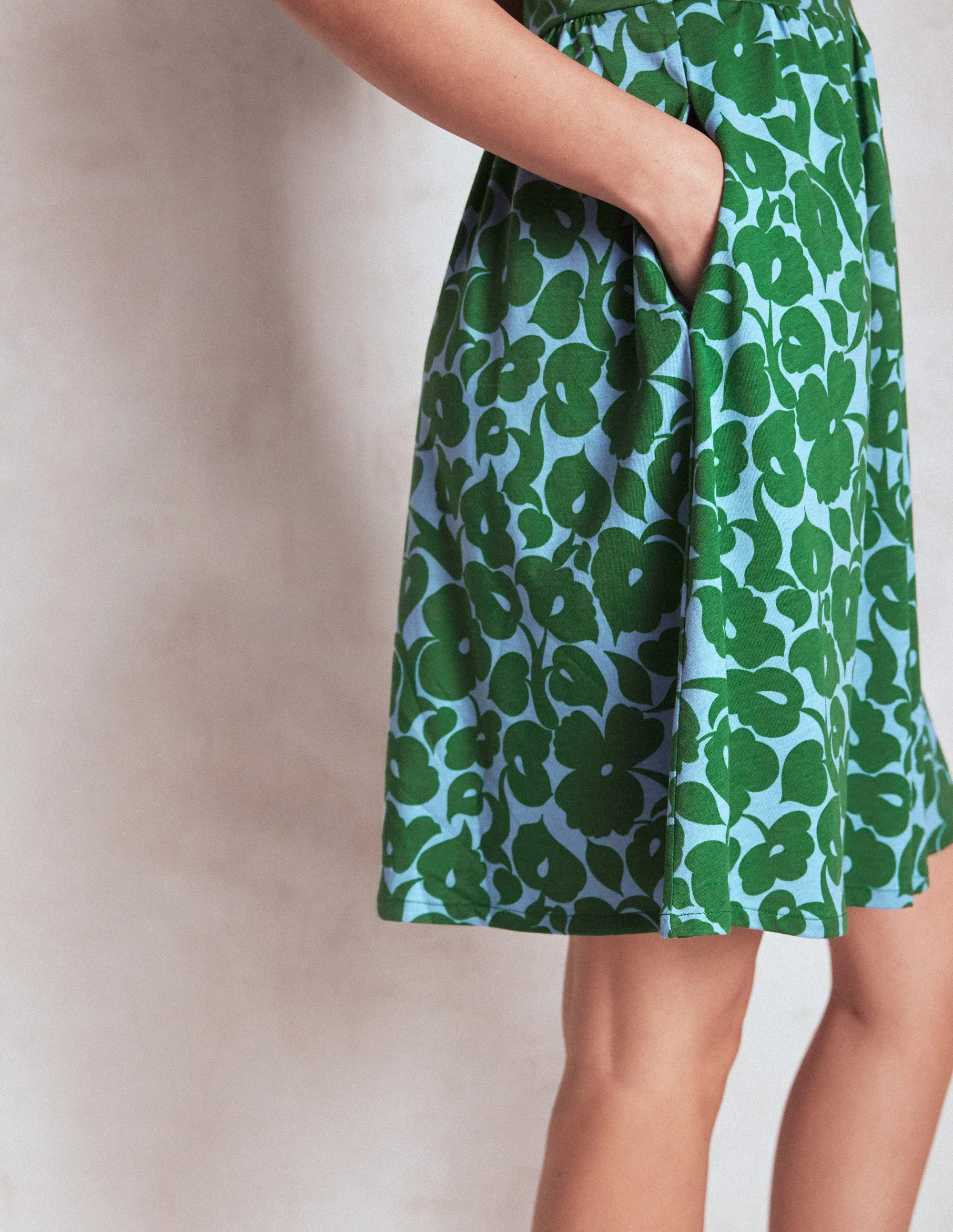 Louisa Kurzes Jerseykleid-Hochlandgrün, Blattdesign - Image 2