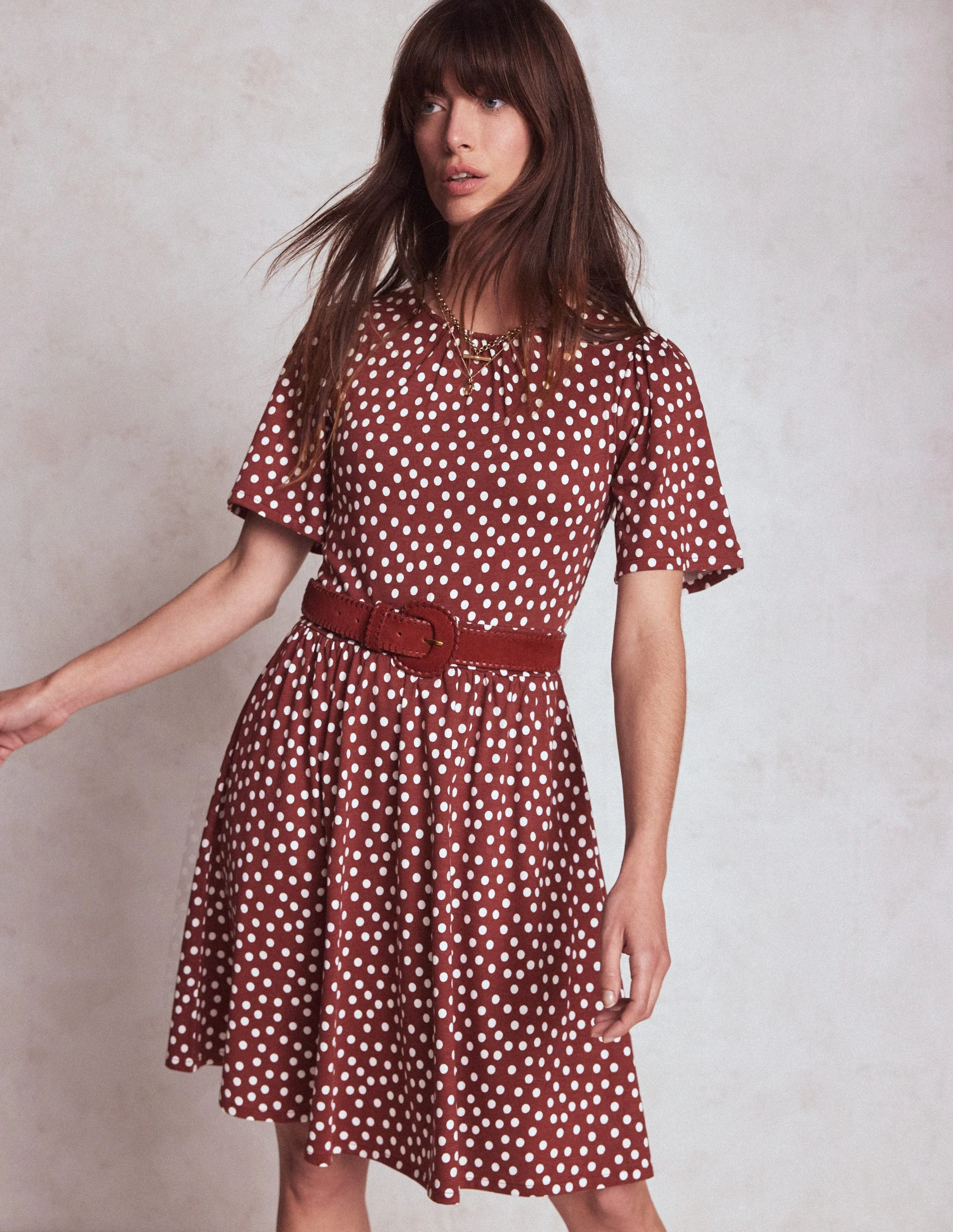 Louisa Kurzes Jerseykleid-Kastanie, Gemalte Tupfen