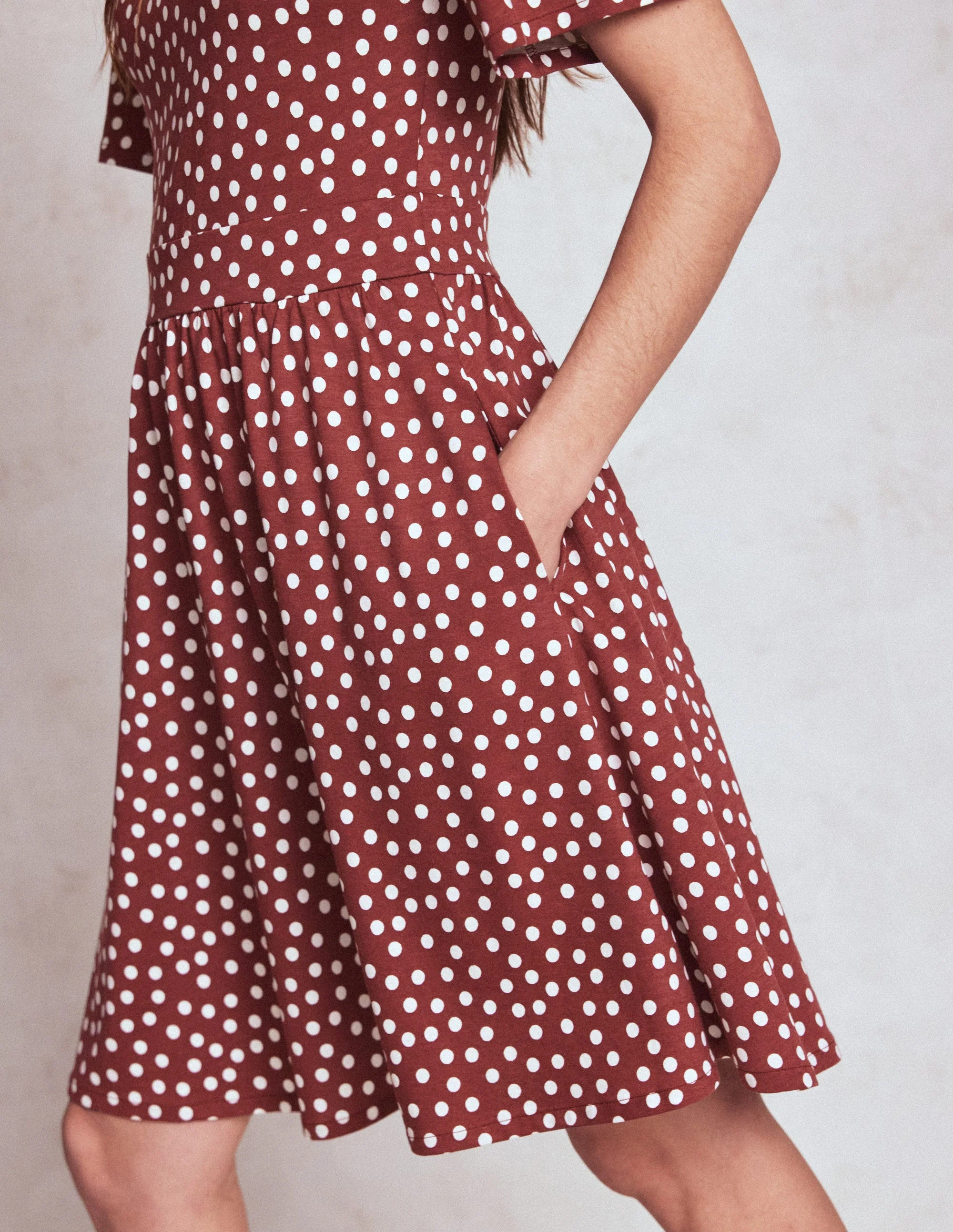 Louisa Kurzes Jerseykleid-Kastanie, Gemalte Tupfen - Image 2