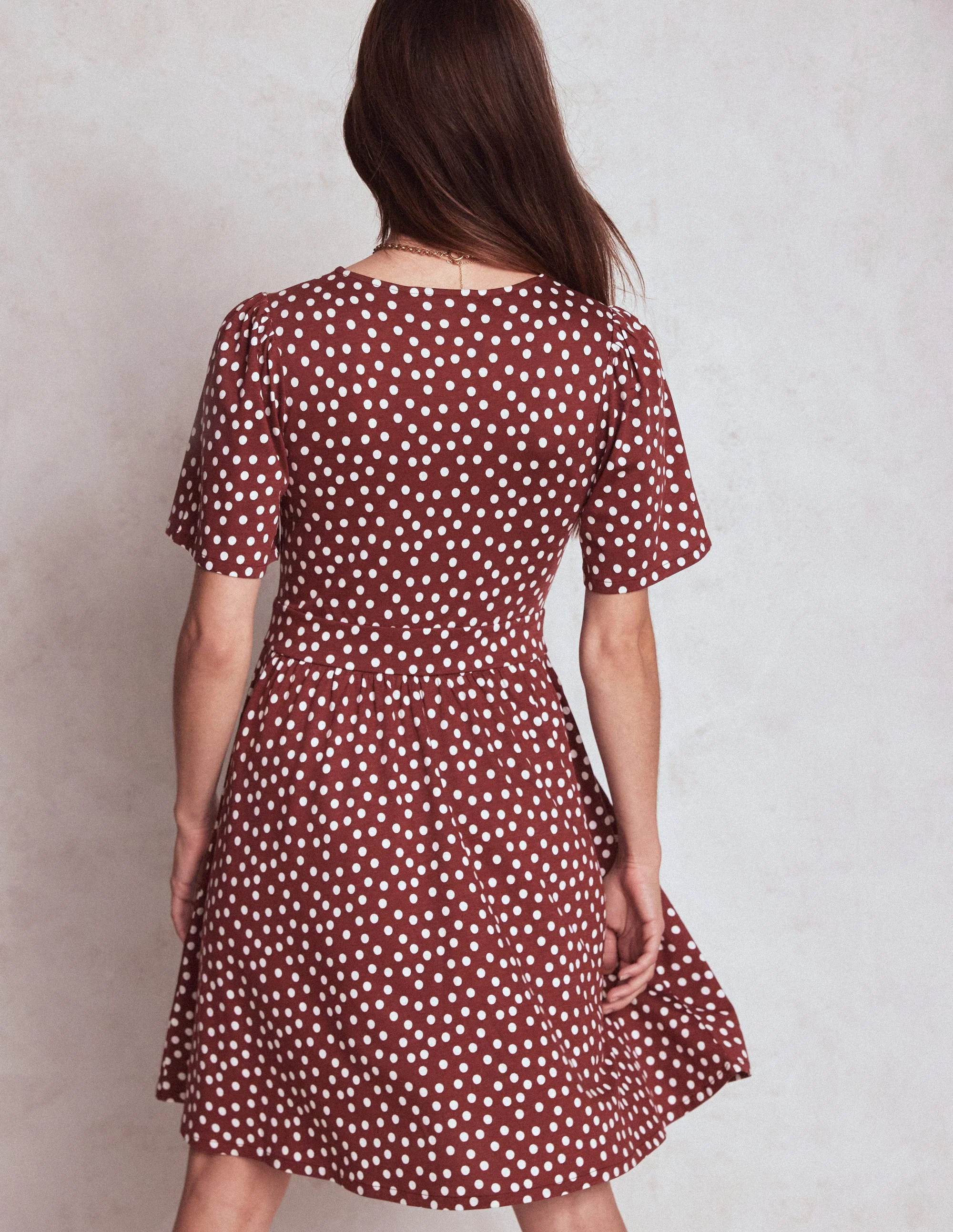Louisa Kurzes Jerseykleid-Kastanie, Gemalte Tupfen - Image 3