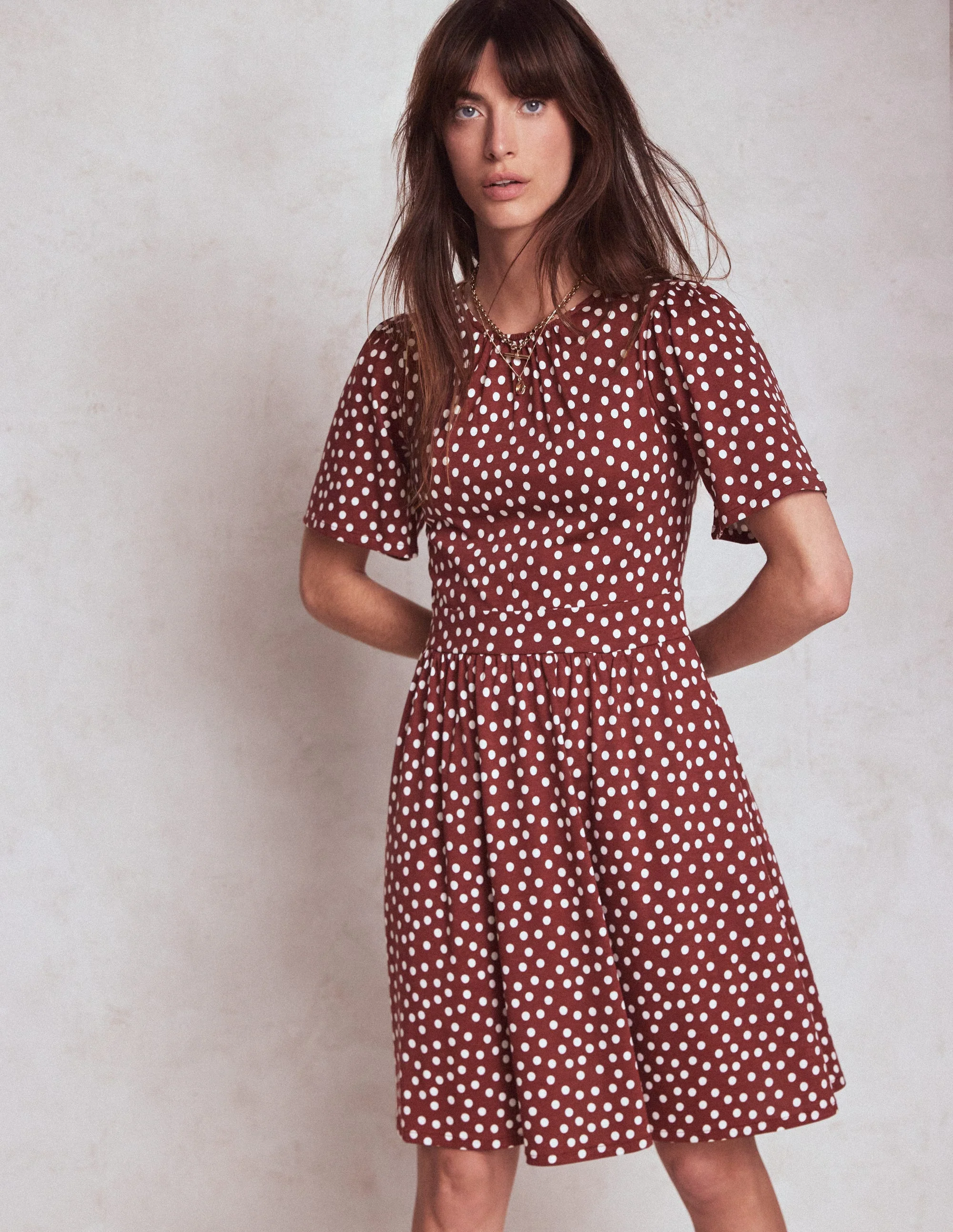 Louisa Kurzes Jerseykleid-Kastanie, Gemalte Tupfen - Image 4