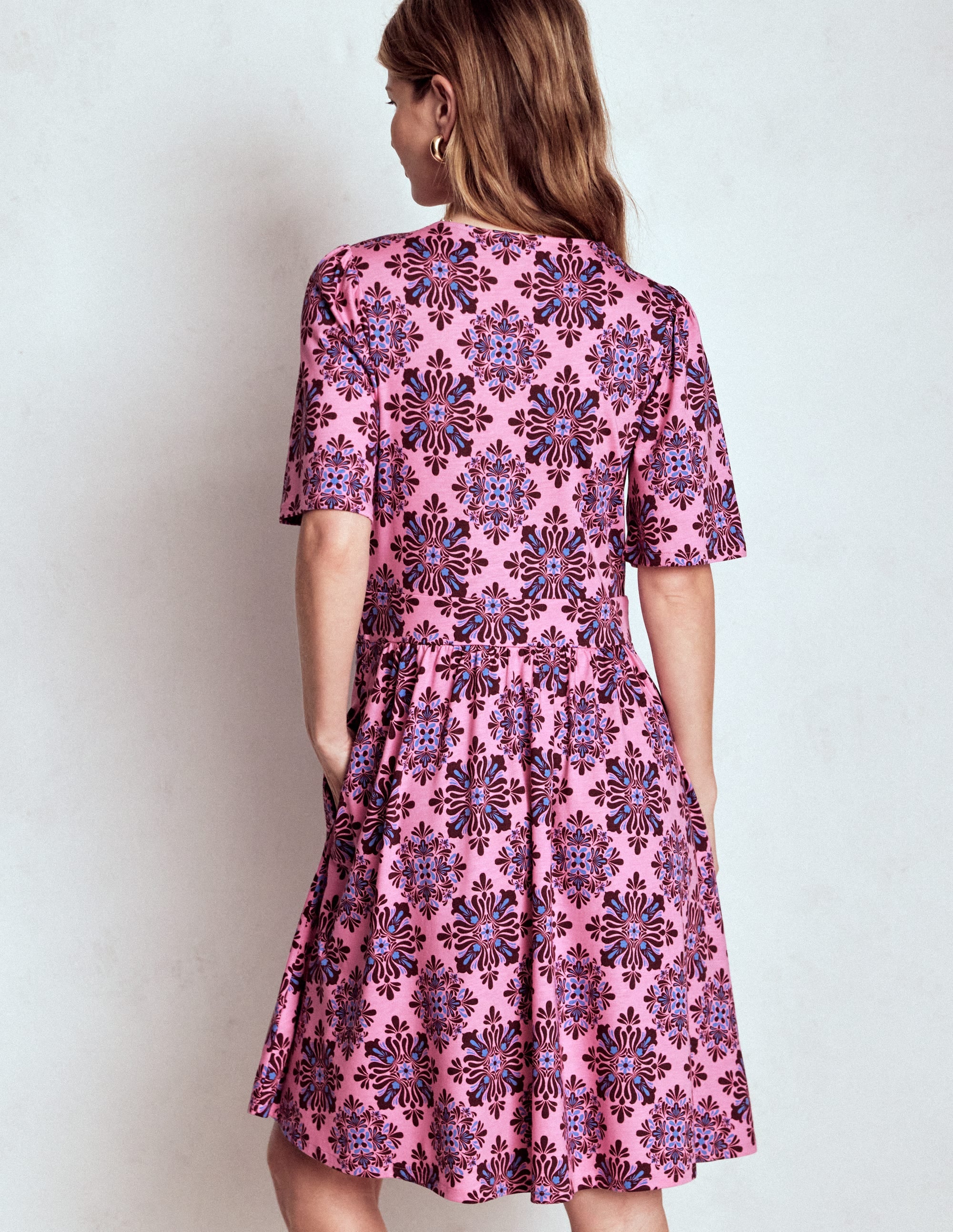 Louisa Kurzes Jerseykleid-Rosa Limonade, Blütenmosaik - Image 3