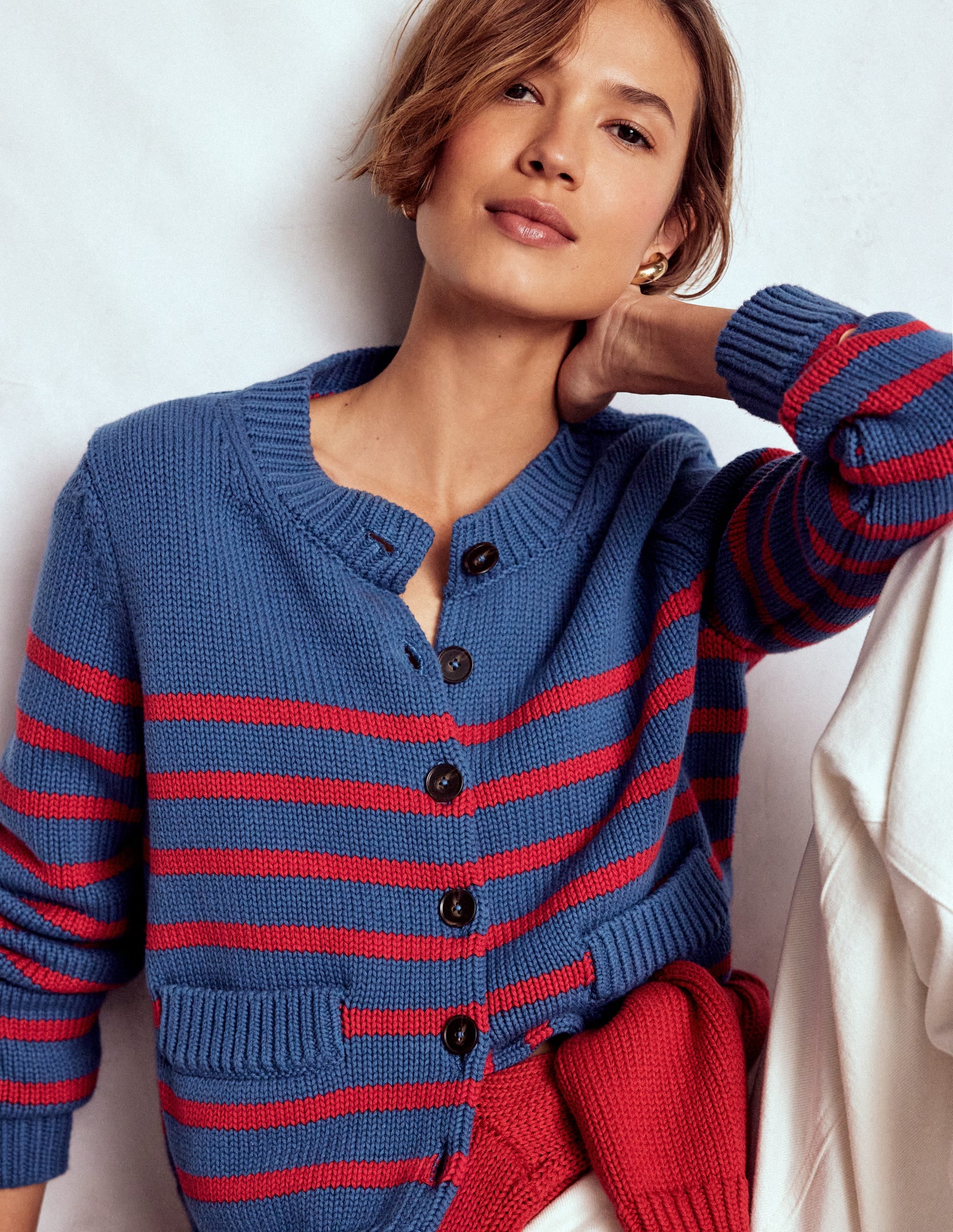 Lucy Grob gestrickte Baumwollstrickjacke-Zartes Marineblau und rote Streifen - Image 3