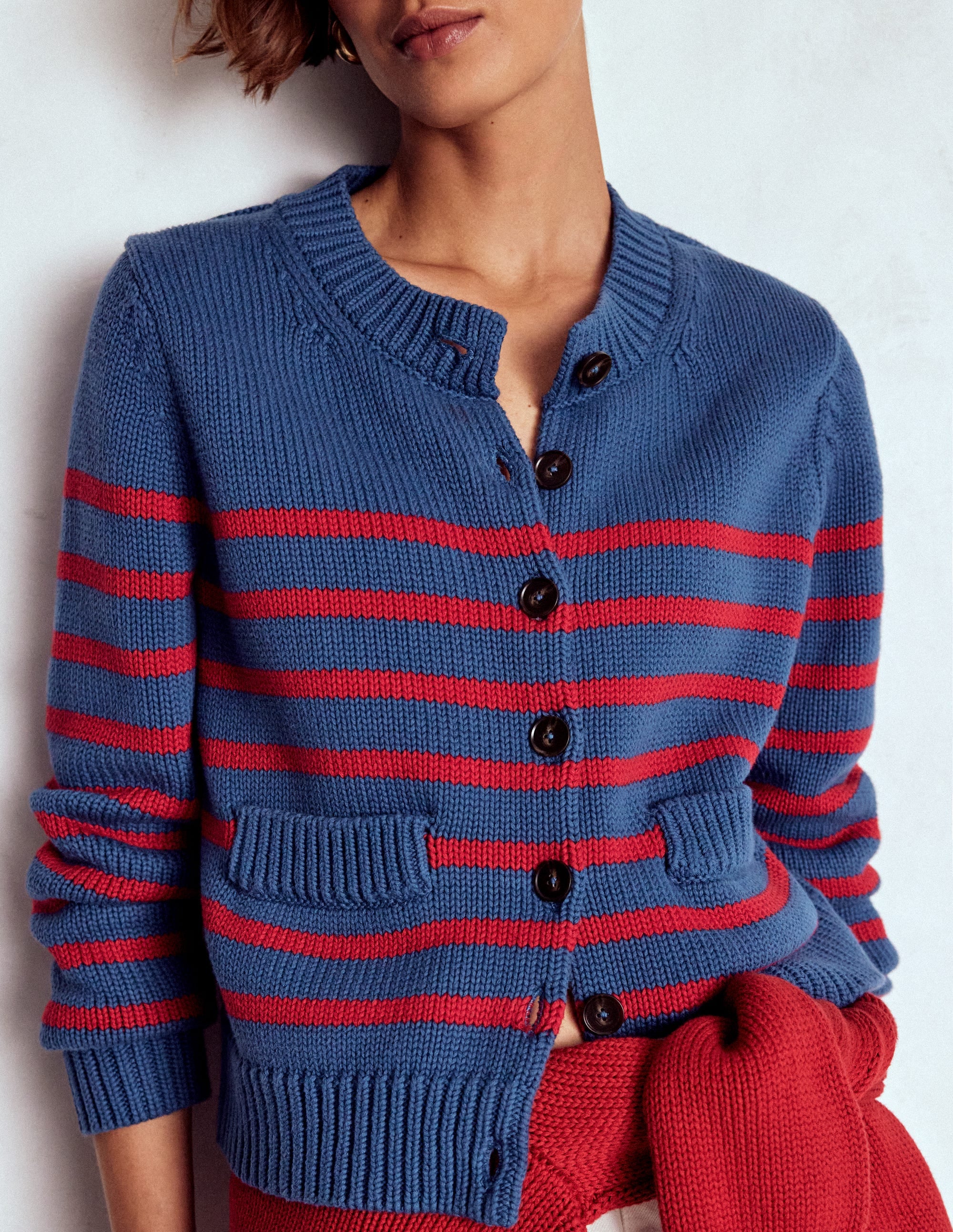 Lucy Grob gestrickte Baumwollstrickjacke-Zartes Marineblau und rote Streifen - Image 4