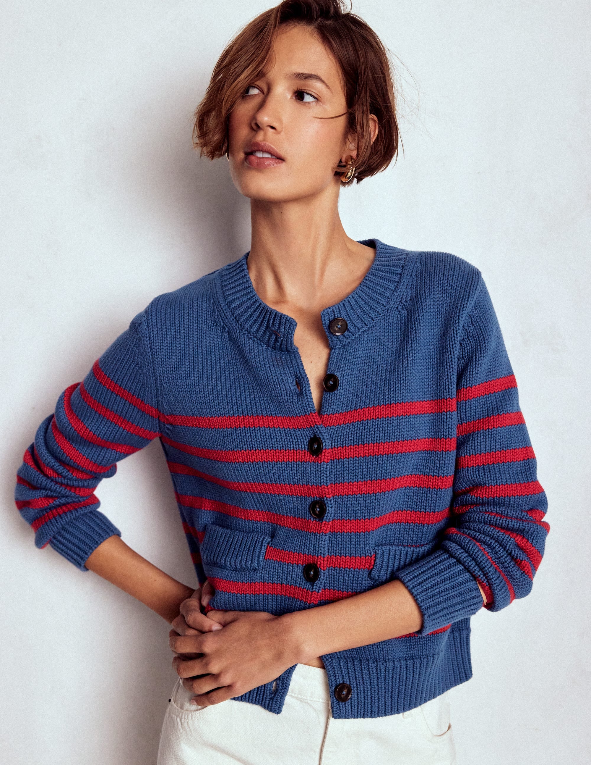 Lucy Grob gestrickte Baumwollstrickjacke-Zartes Marineblau und rote Streifen - Image 6