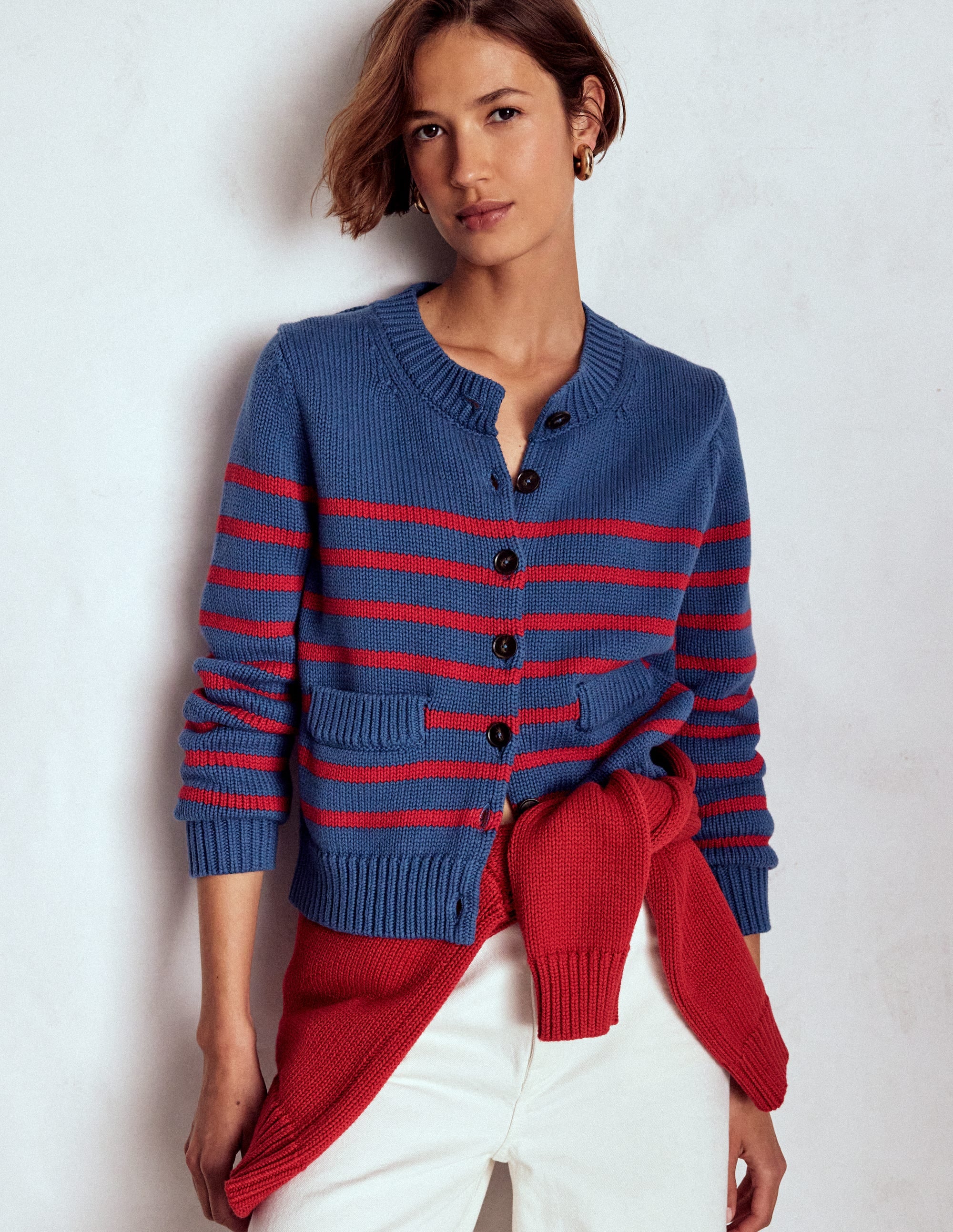 Lucy Grob gestrickte Baumwollstrickjacke-Zartes Marineblau und rote Streifen - Image 7