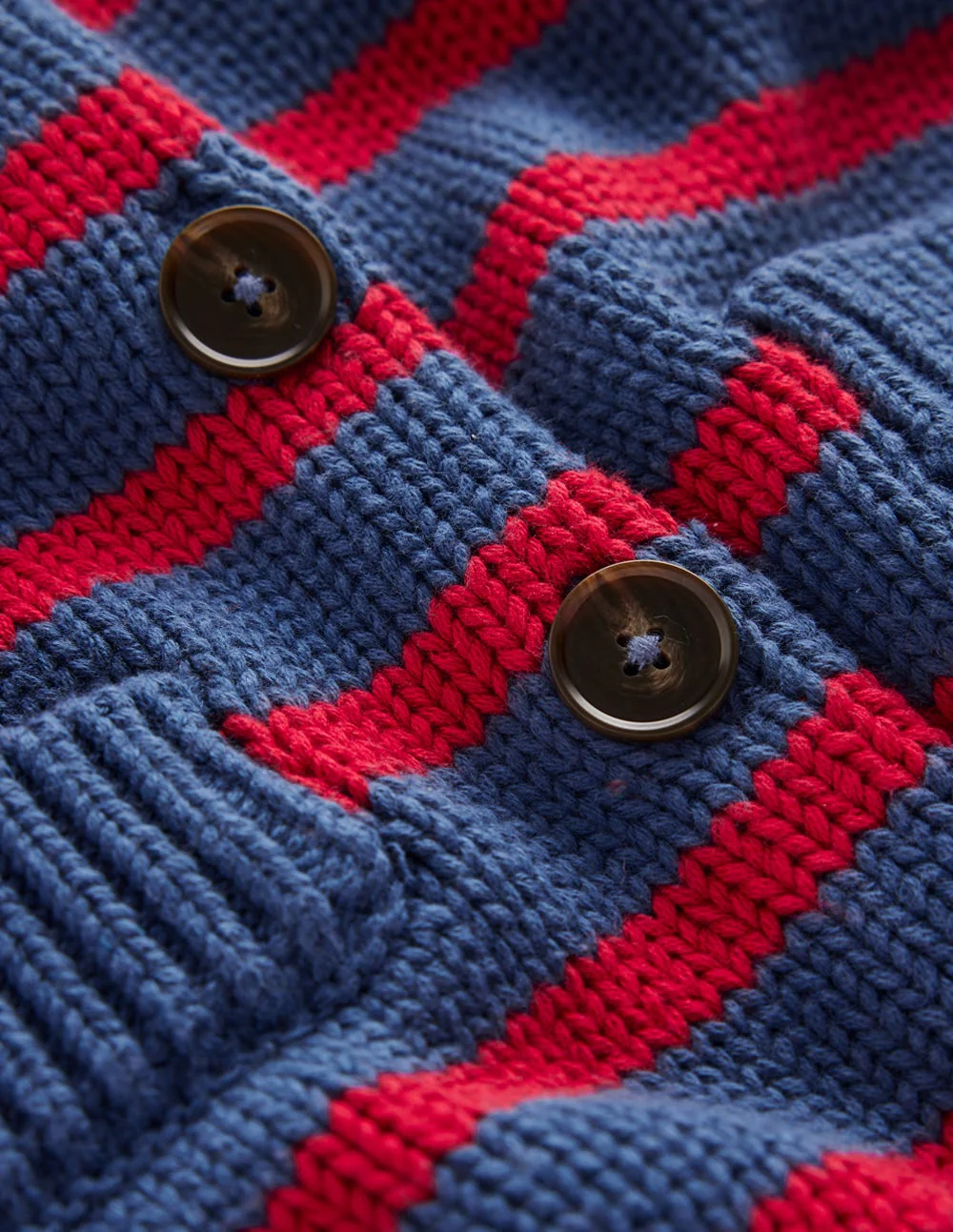 Lucy Grob gestrickte Baumwollstrickjacke-Zartes Marineblau und rote Streifen - Image 9