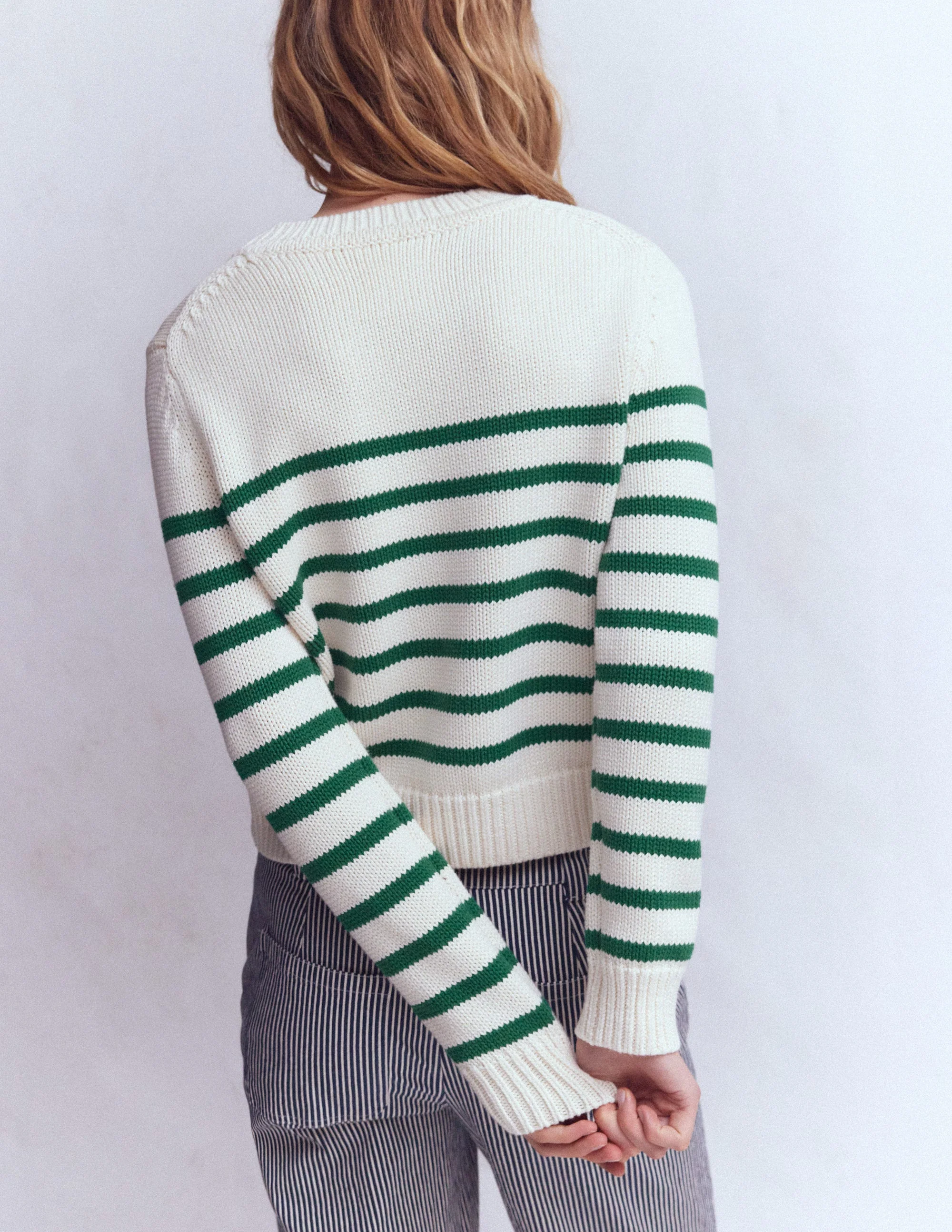 Lucy Grob gestrickter Baumwollpullover-Naturweiß und Juwelengrün Streifen - Image 3