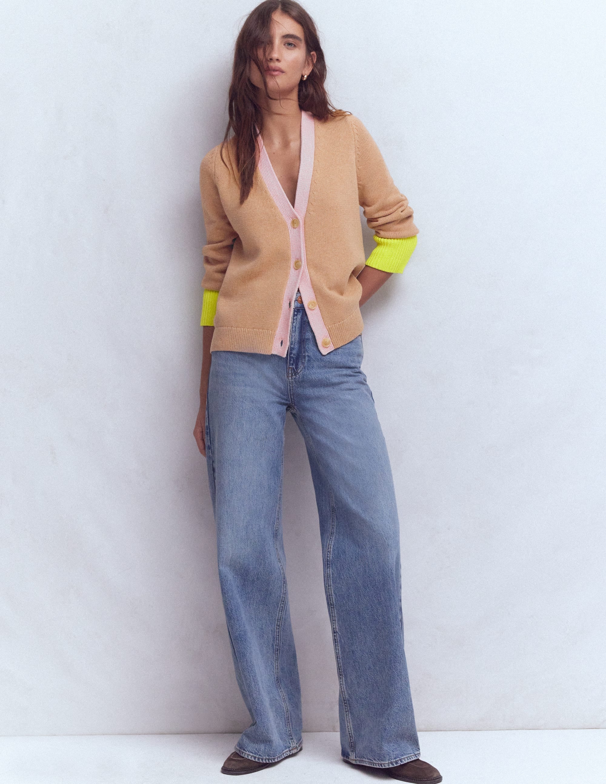 Lucy Lockere Strickjacke aus Baumwolle-Camel Meliert - Image 4