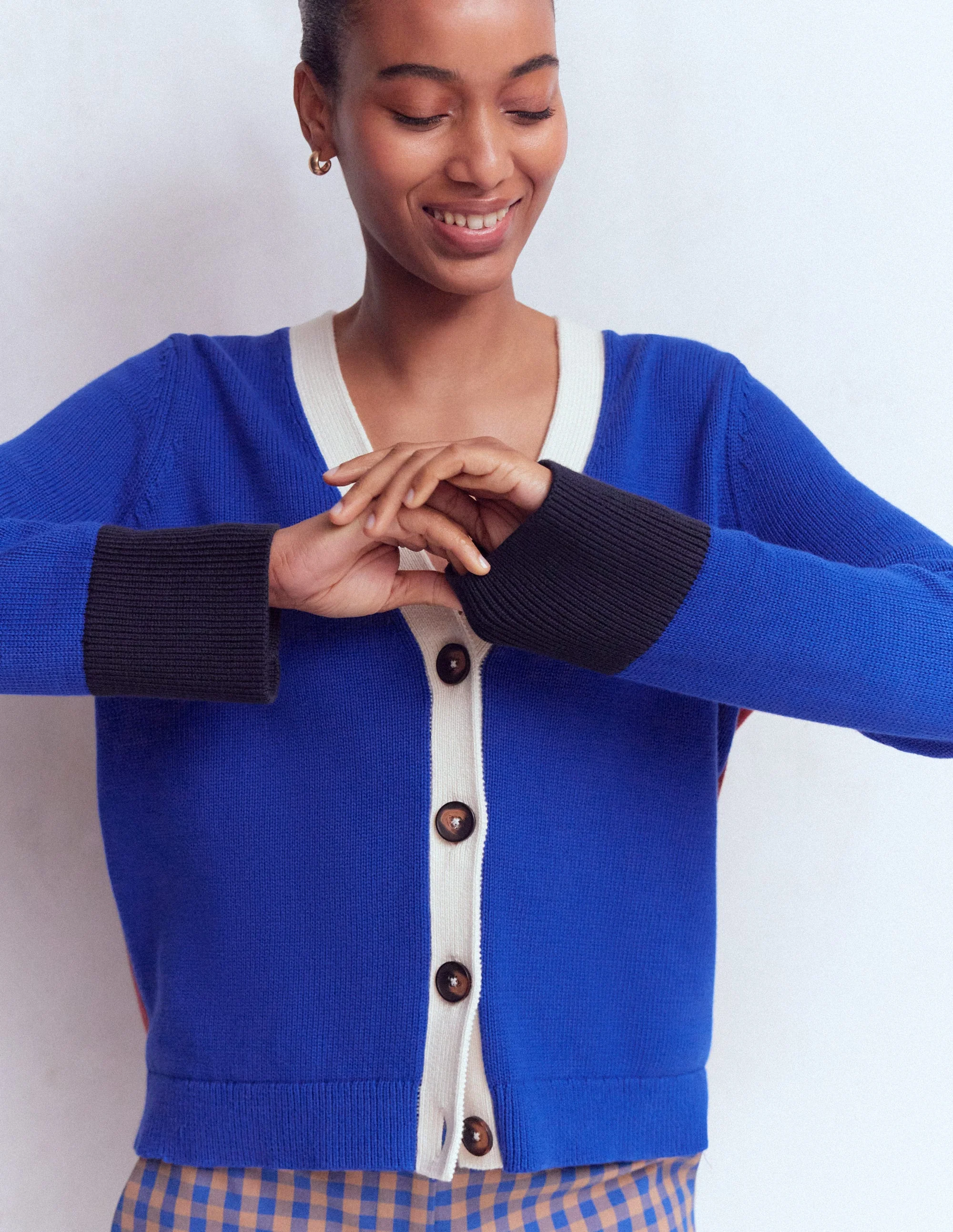 Lucy Lockere Strickjacke aus Baumwolle-Leuchtendes Blau, Color Blocking - Image 6