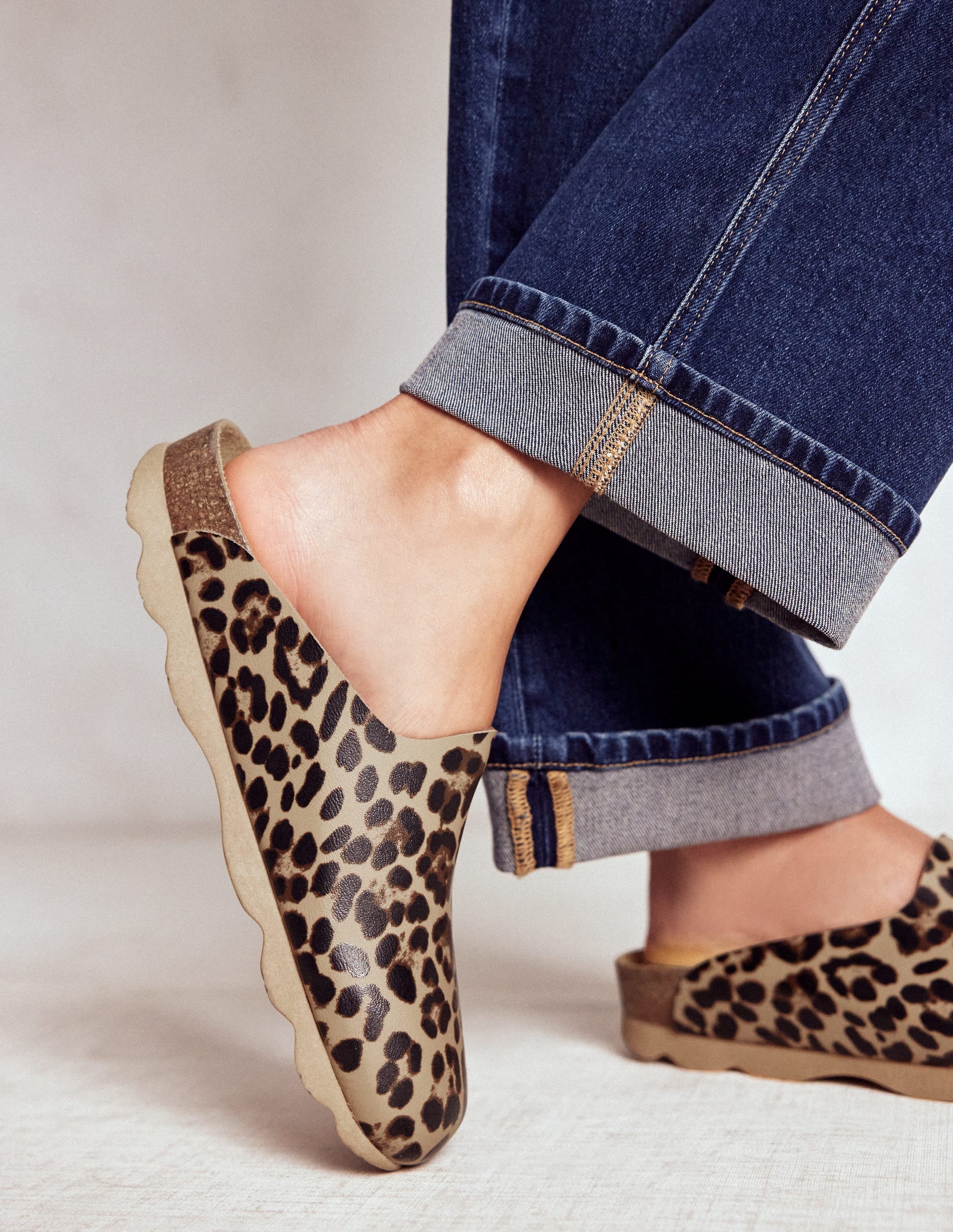 Lyla Clogs in Blockfarben-Mohair, Leopardenmuster - Image 2