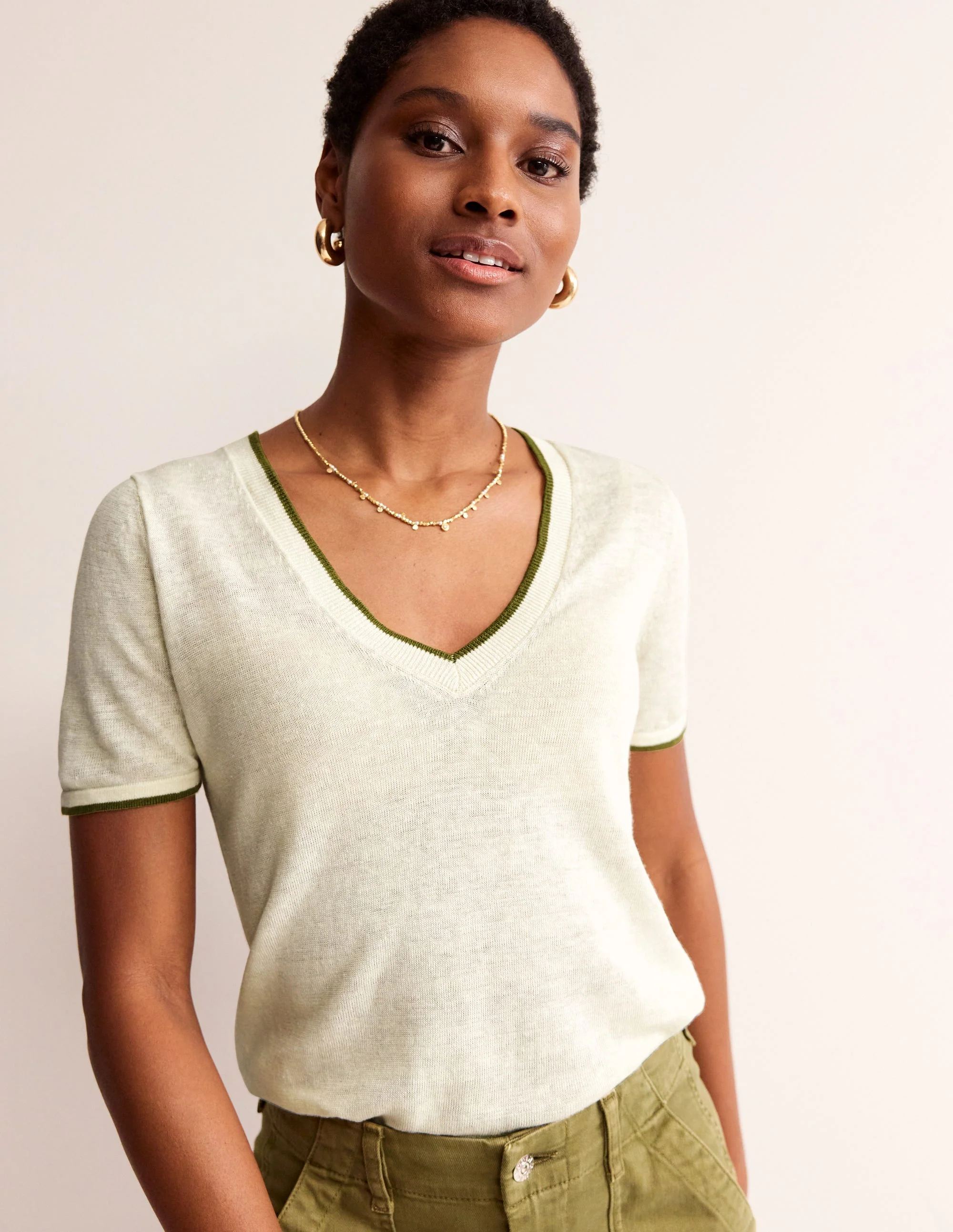 Maggie T-Shirt aus Leinen mit V-Ausschnitt-Black - Image 2
